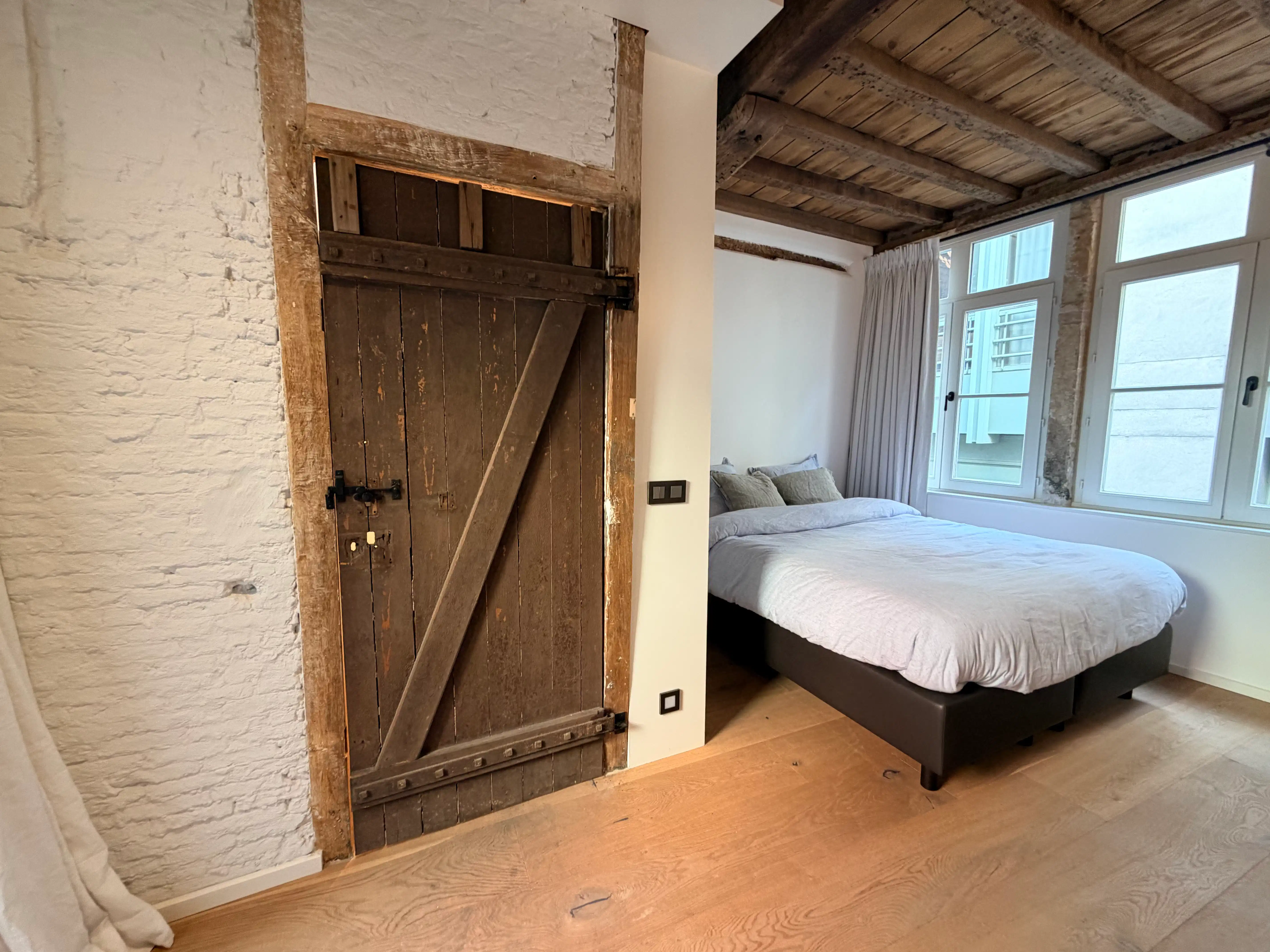 --- NIEUW --- Ideale cohousing woning: high-end gerenoveerde 2-slaapkamerwoning met elk een eigen douche in centrum Gent! foto 7