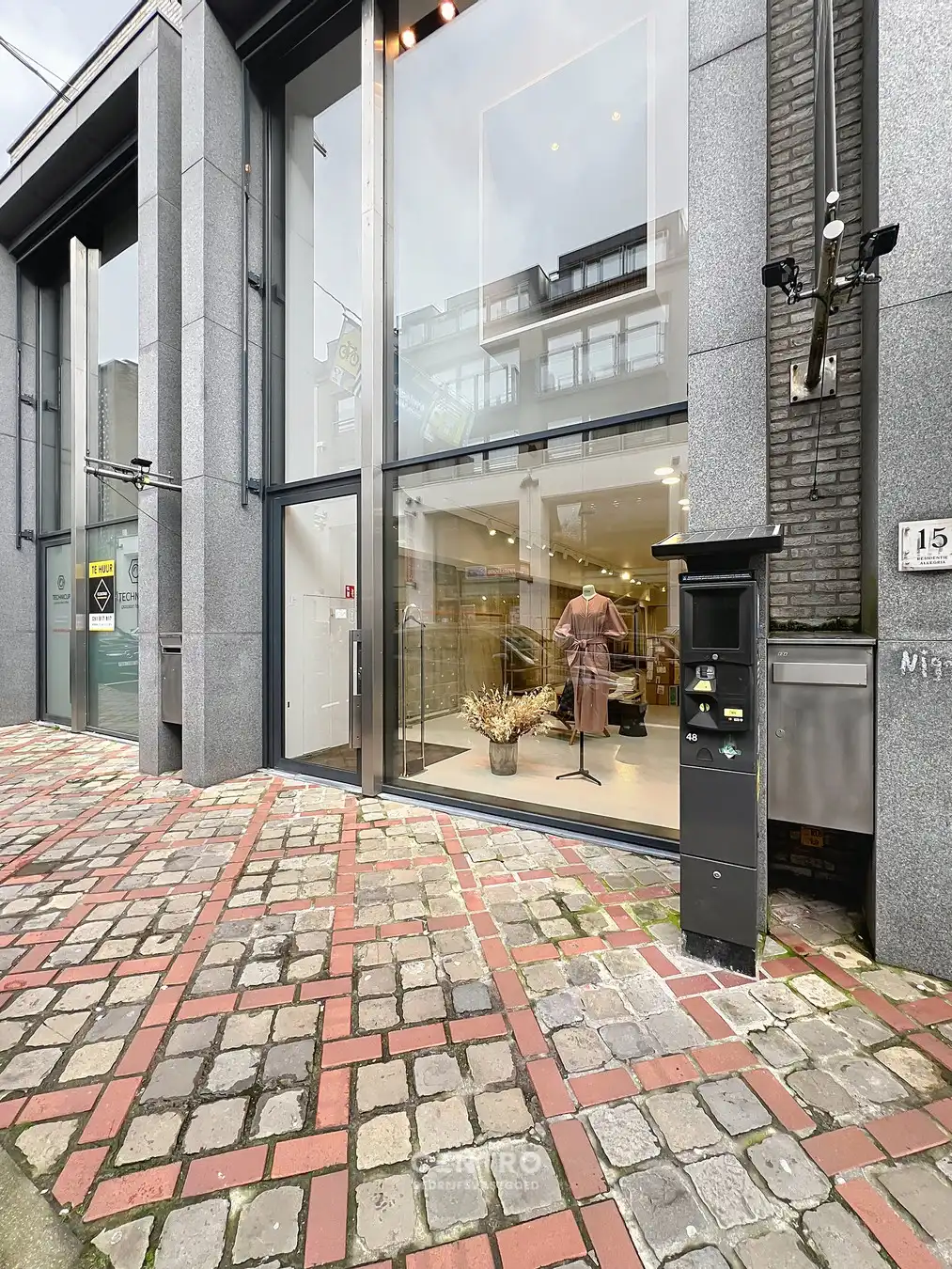 Energiezuinig WINKELPAND met industriële uitstraling in de Delaerestraat tussen stijlvolle handelszaken. foto 3