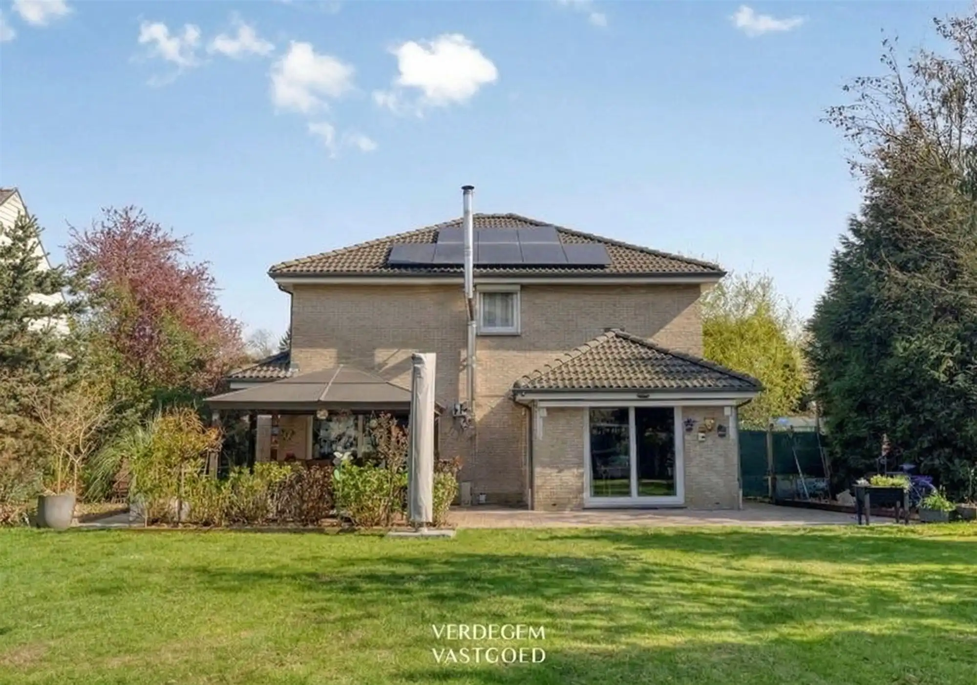 Knappe gezinswoning met 3 slaapkamers, zonnige tuin en achterliggende weilanden foto {{pictureIndex}}