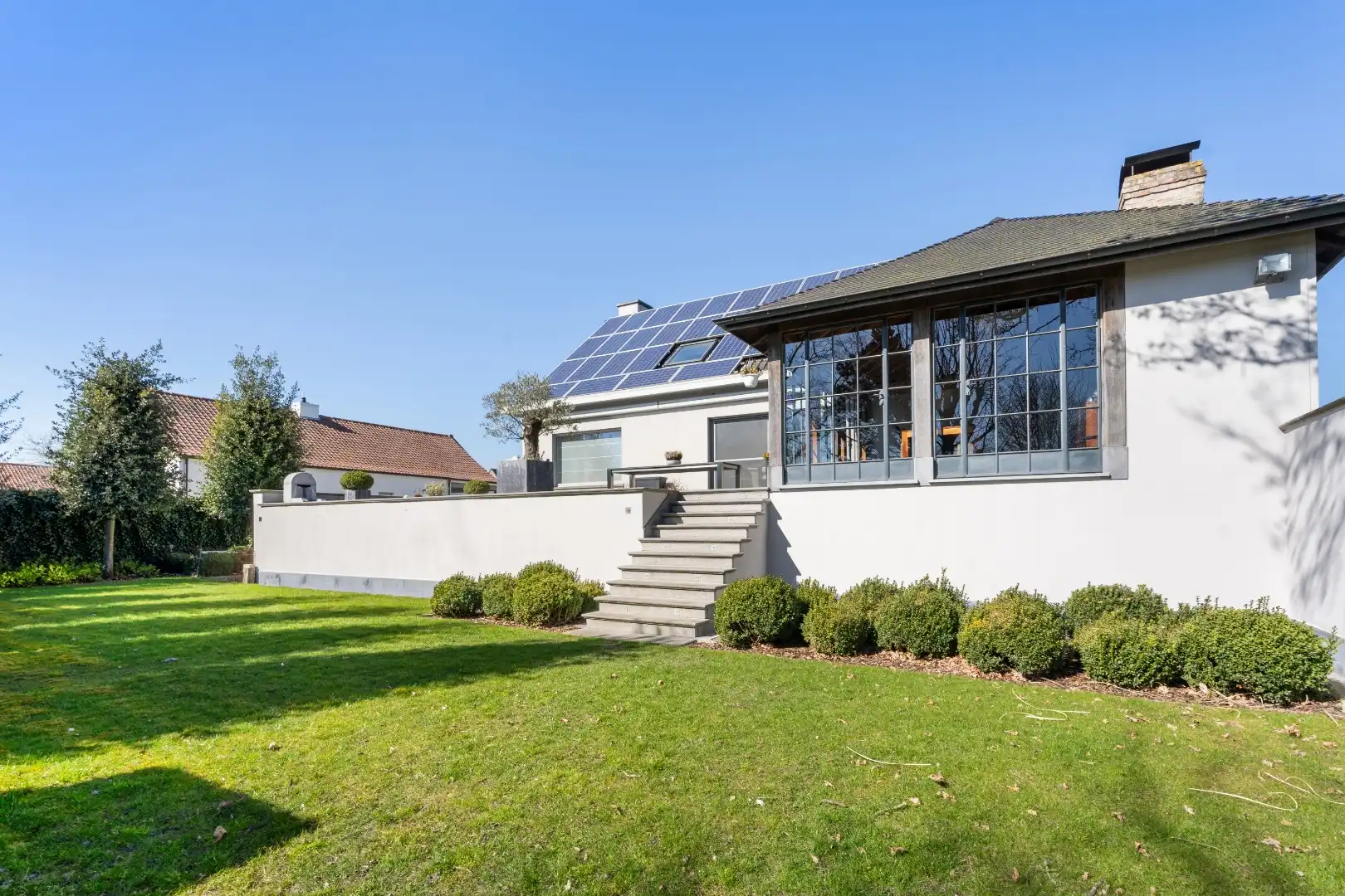 Hoofdfoto van de publicatie: Statige villa gelegen in een rustige wijk in Oostduinkerke