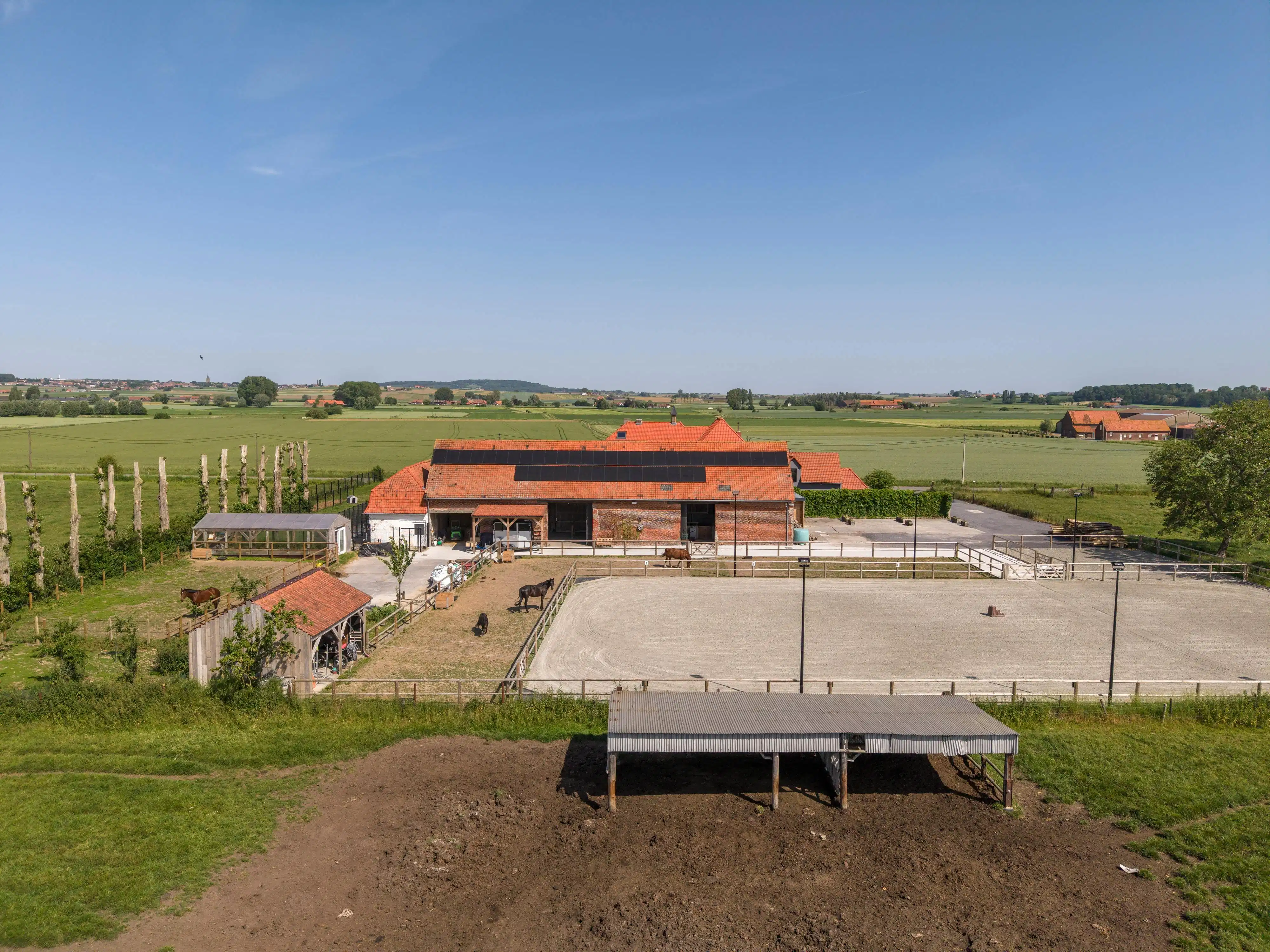 Karaktervolle hoeve met open zicht op de Kemmelberg en tal van mogelijkheden op 7.425 m² foto 4