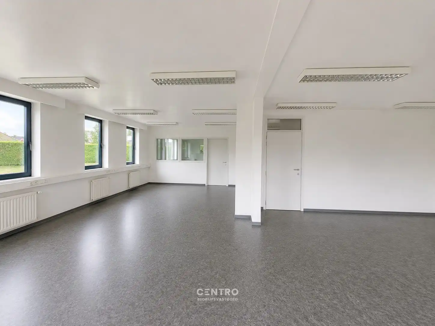 Ruim (430m²), multifunctioneel pand (bewoning, kantoor, praktijk, horeca, ...)  op ZICHTLOCATIE langs invalsweg Roeselare (vlakbij de ring R32). foto 9