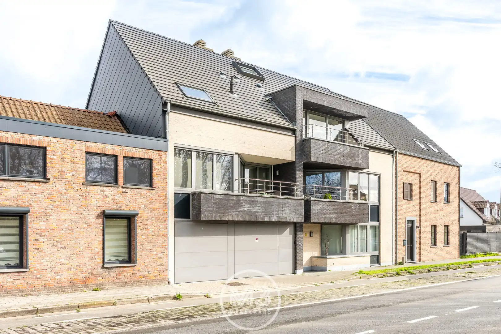 Ruim appartement met 2 slaapkamers, terrassen en garage in Blaasveld. foto {{pictureIndex}}