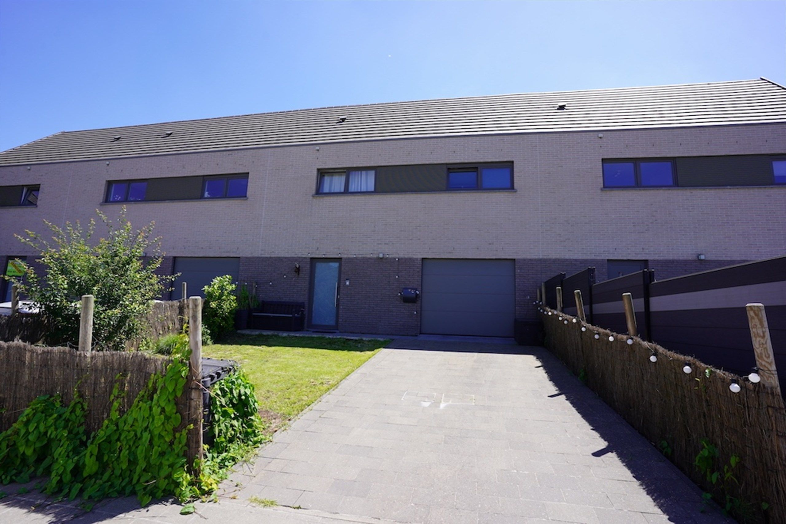 Jonge, verzorgde gezinswoning met tuin en garage foto {{pictureIndex}}