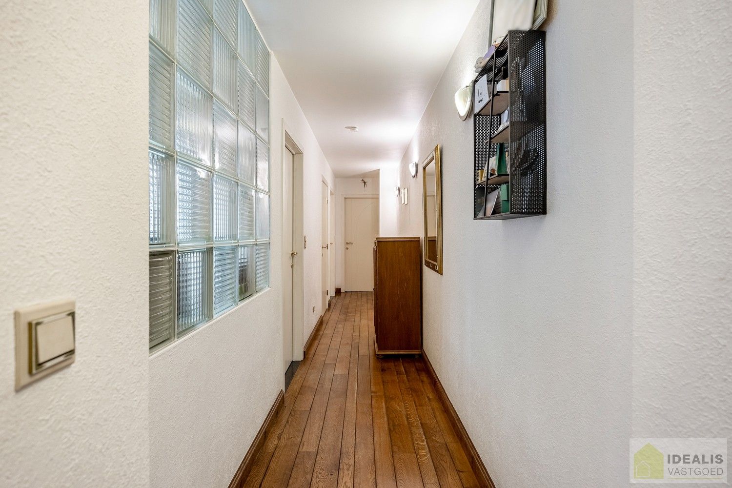 IDEALIS VASTGOED - Aangenaam instapklaar duplexappartement met winkelruimte/werkatelier te Opitter, Bree. Dit ruime duplexappartement omvat +-140 m² netto bewoonbare oppervlakte. Dit multifunctionele pand biedt tal van mogelijkheden dankzij de winkelruimte/het werkatelier van maar liefst +-200m² die vroeger dienst deed als slagerij. Uiterst geschikt voor kandidaten op zoek naar een instapklare woonruimte mét handelsruimte op een gunstige locatie midden in hartje Opitter, Bree! Mogelijkheid wijziging tot ééngezinswoning mits het verkrijgen van een omgevingsvergunning. foto 13