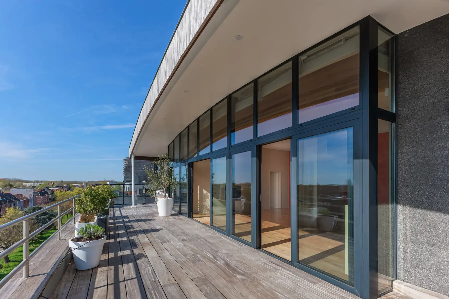 Ruime penthouse met 3 slaapkamers en 66m² terras foto 2