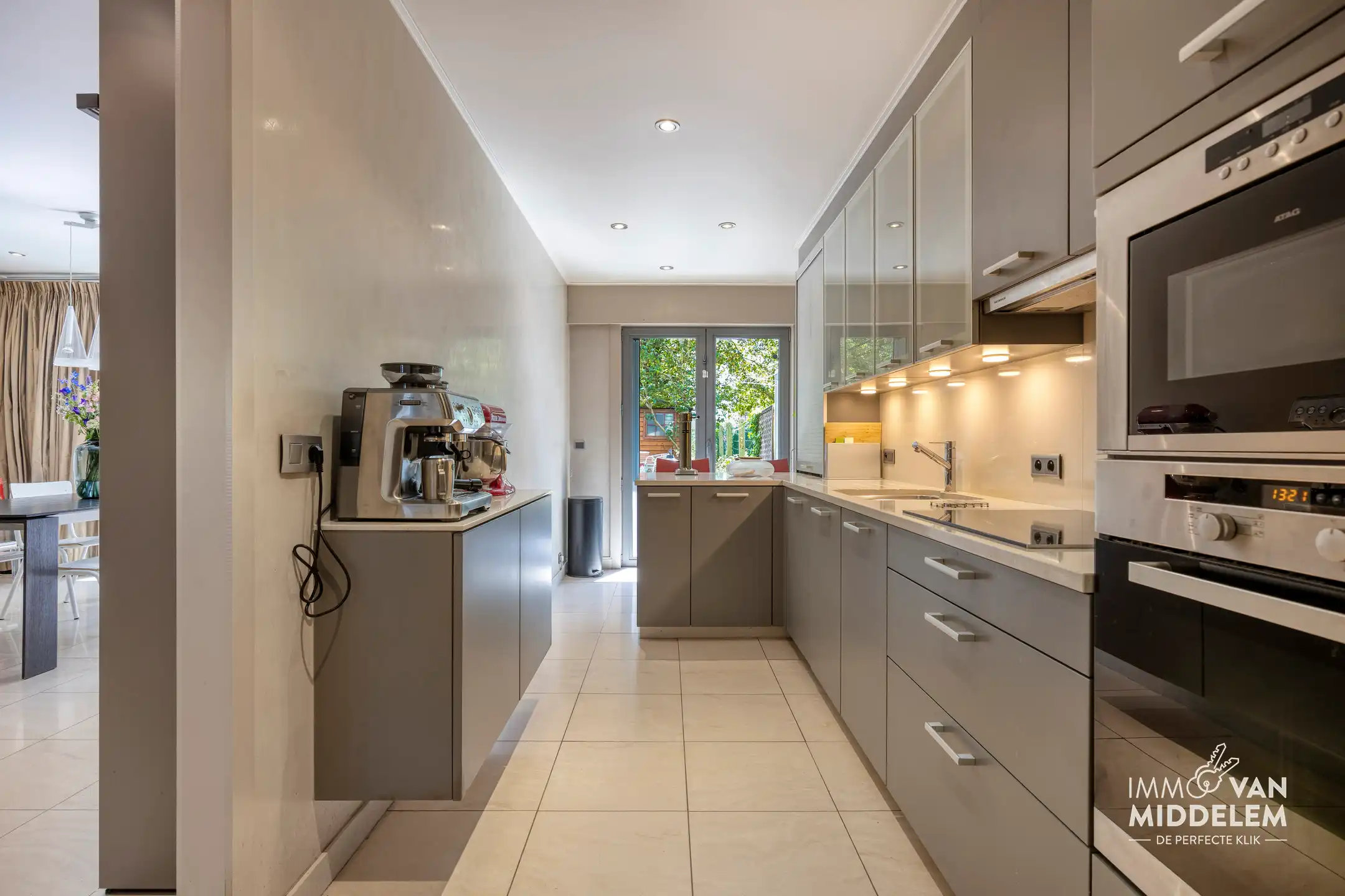 INSTAPKLAAR 2-SLAAPKAMER APPARTEMENT MET TUIN EN GARAGE foto 3