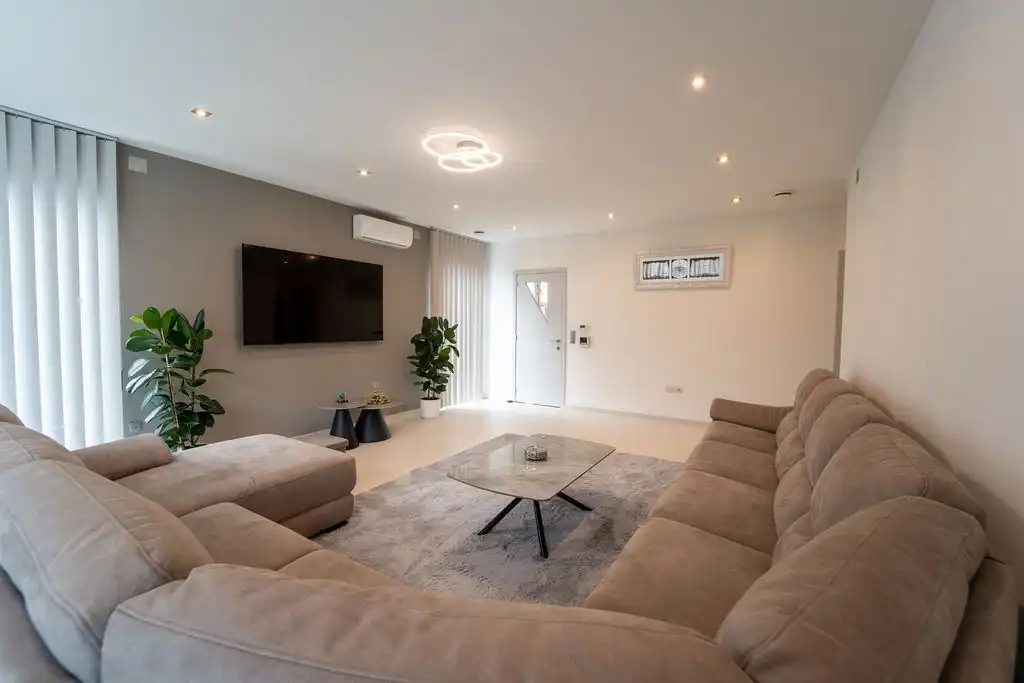 RUIM HANDELSHUIS MET WOONST TE SPALBEEK (HASSELT) foto 8