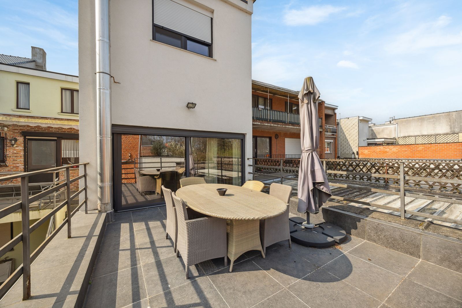 Instapklare duplex met commerciële ruimte op goede locatie te Brasschaat! foto 5
