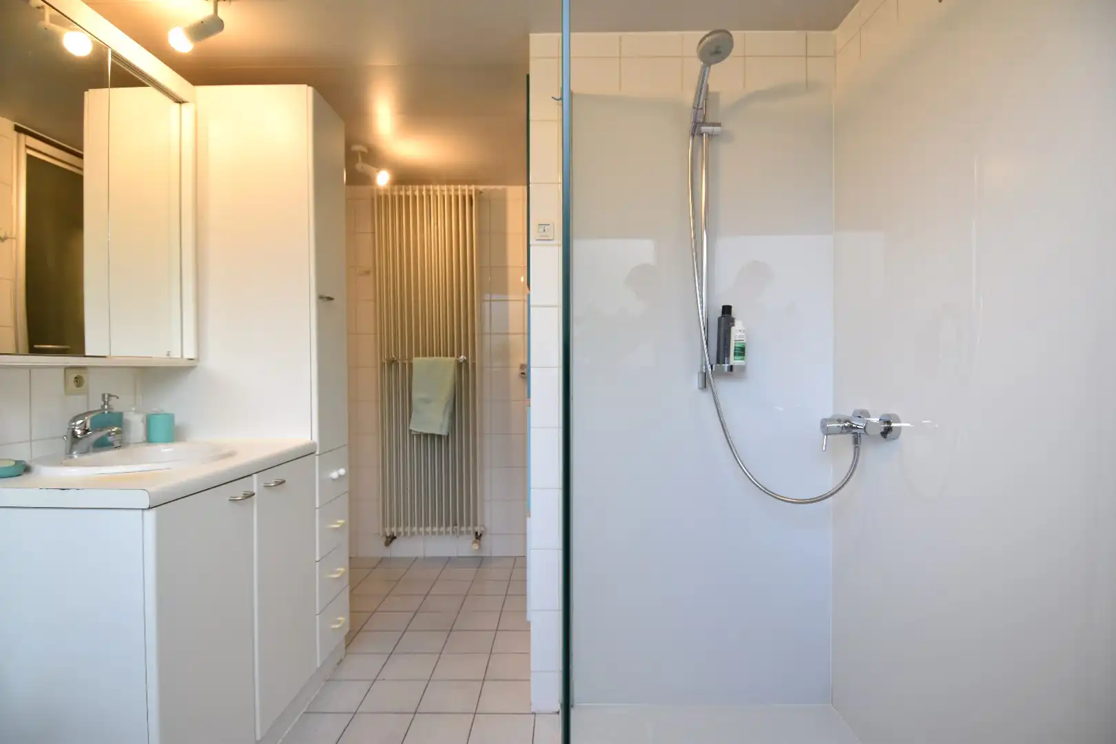 Charmante woning met 3 slaapkamers, 2 garages en een zalige tuin te koop in Gullegem! foto 10