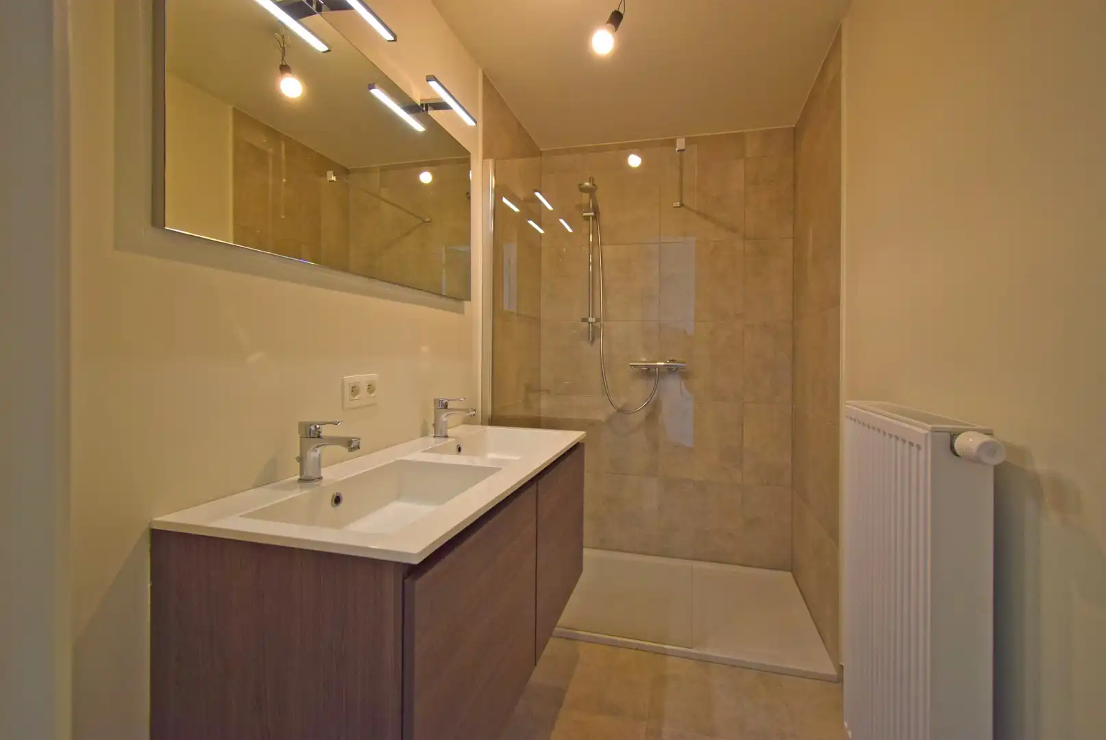 INSTAPKLAAR NIEUWBOUWAPPARTEMENT MET RUSTIGE LIGGING foto 6