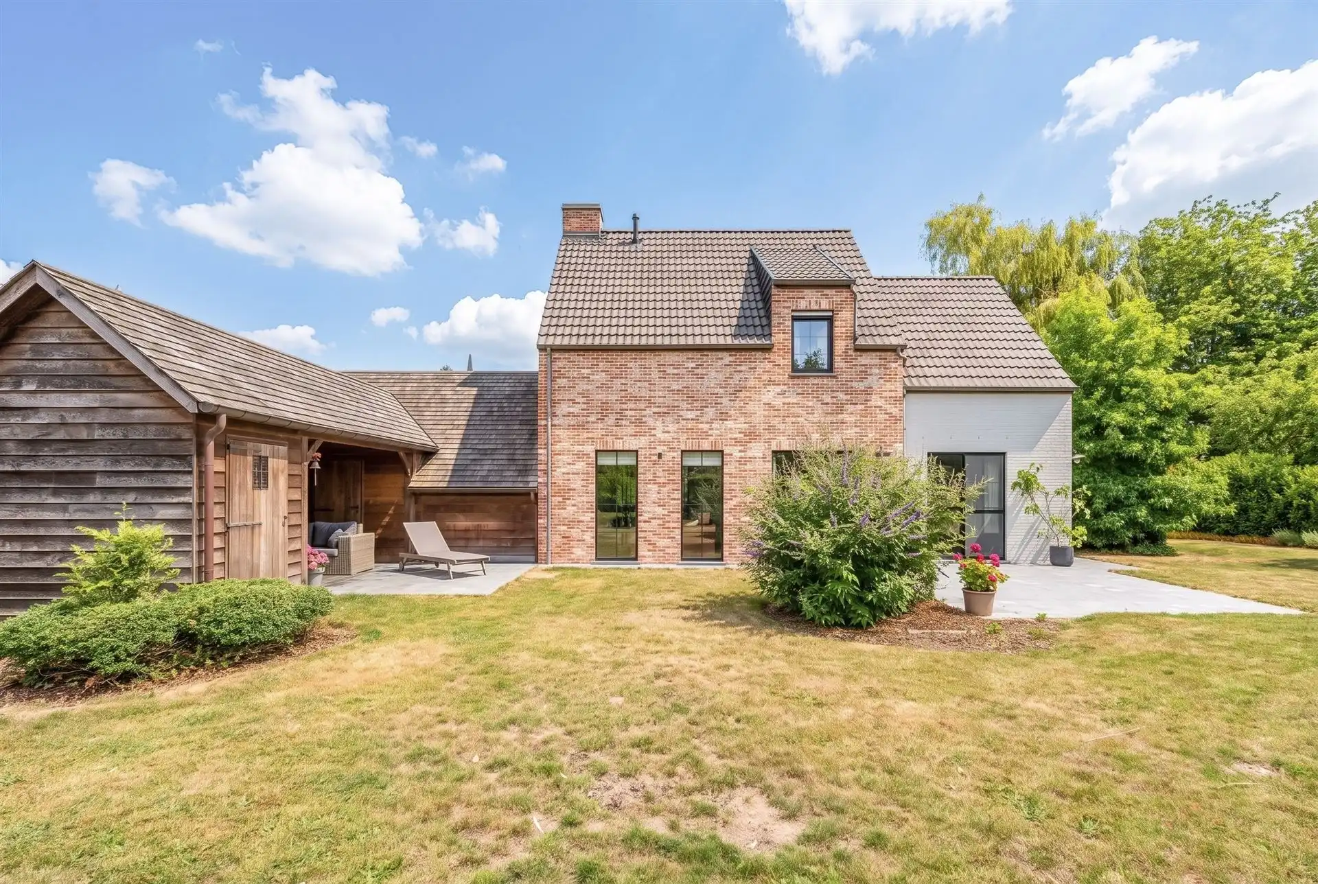 Stijlvolle pastoriewoning op rustige locatie foto 4