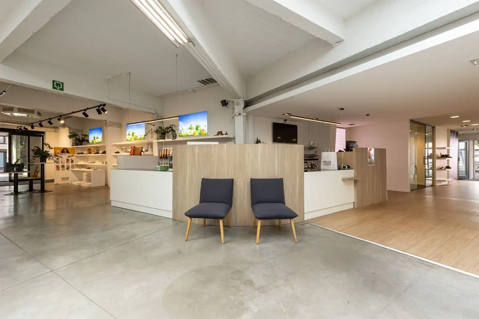 Uitstekend gelegen winkelpand met twee toegangen foto 8