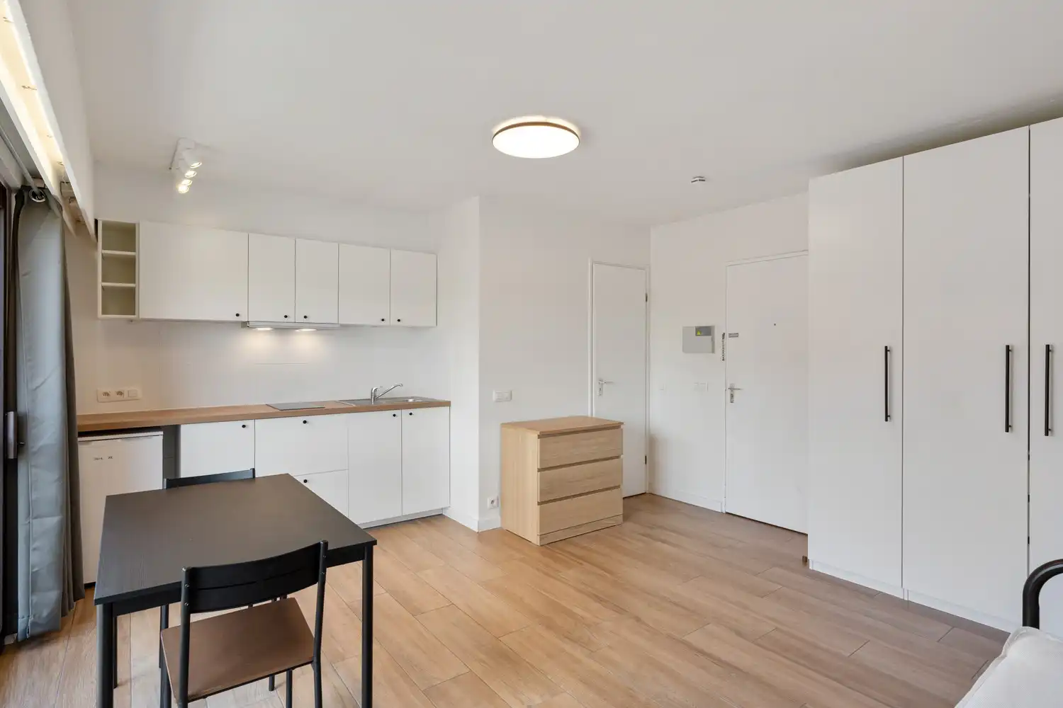 Gerenoveerde, gemeubelde en energiezuinige(B-label) studio met een balkon te centrum Leuven! Onmiddellijk beschikbaar! foto 3