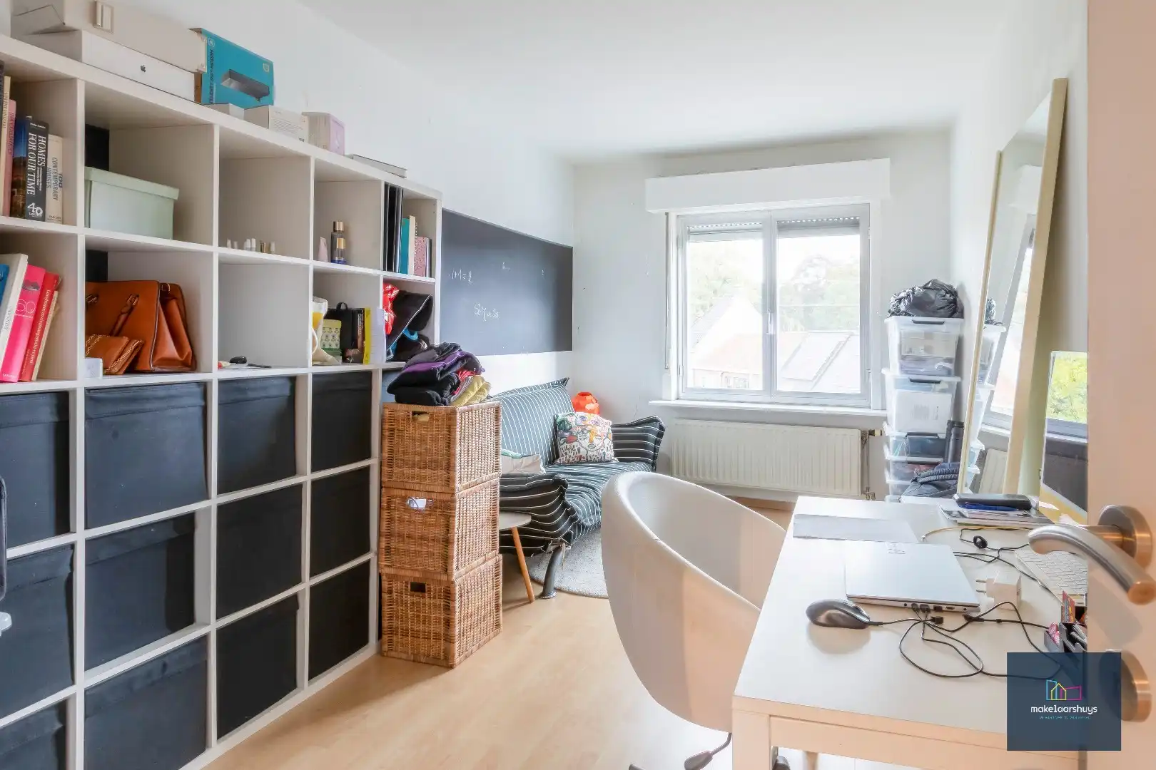 Heel ruime instapklare woning in rij  met zonneterras en 2 staanplaatsen foto 16