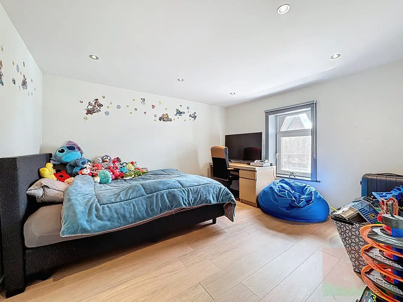 Instapklare hedendaagse gezinswoning met garage, opslagruimte en grote tuin foto 17