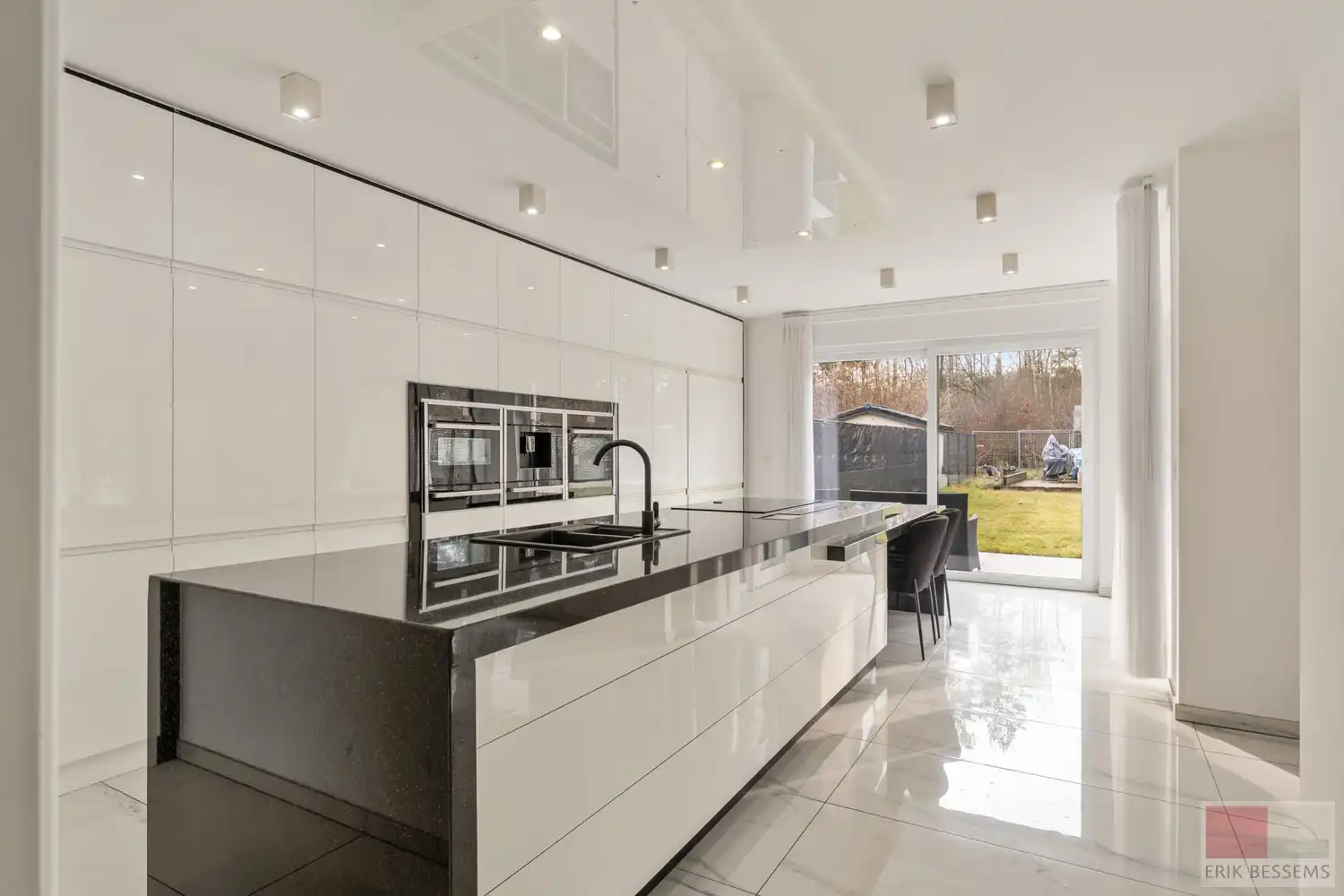 Prachtige en ruime woning met een woonoppervlakte van ca. 277 m², gebouwd in 2018 met vloerverwarming en voorzien van 5 volwaardige slaapkamers en 3 badkamers foto 14