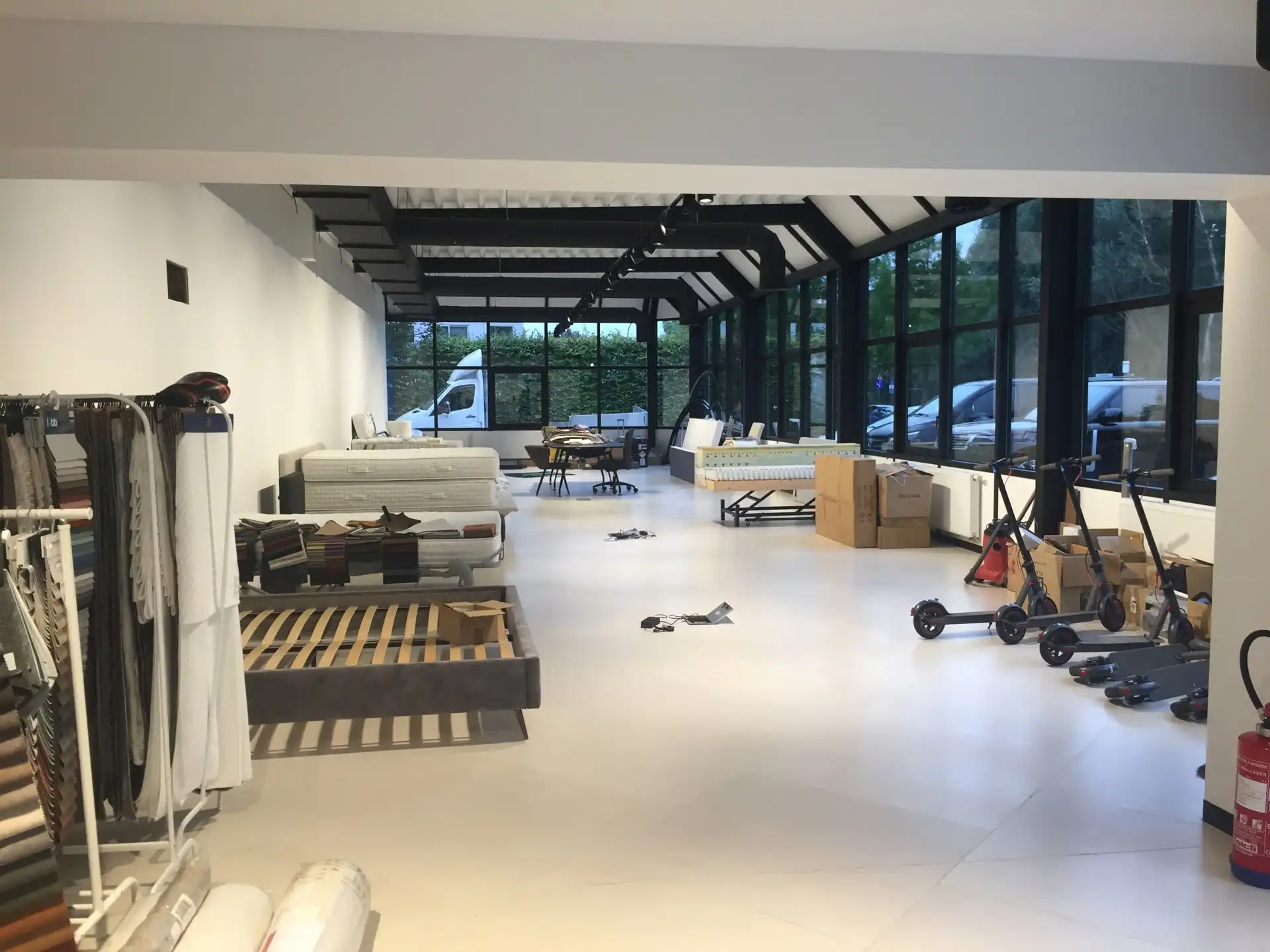 Polyvalent magazijn met gelijkvloerse showroom en kantoren foto 4