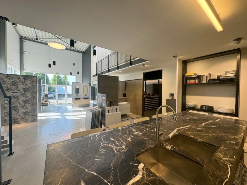 Showroom met kantoor en opslag te koop foto 3