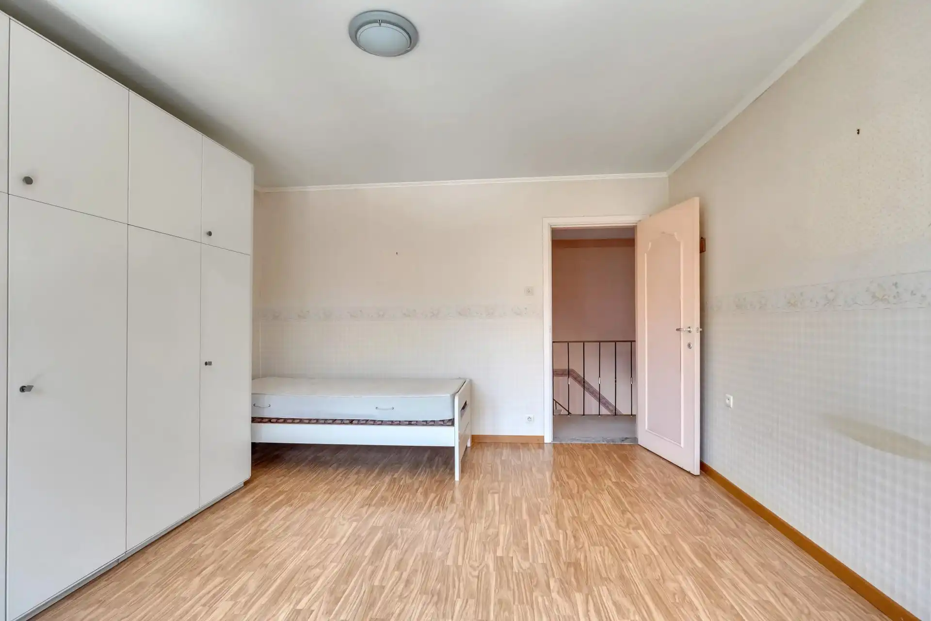 Ruime gezinswoning met 3 slaapkamers, garage en tuin foto 11