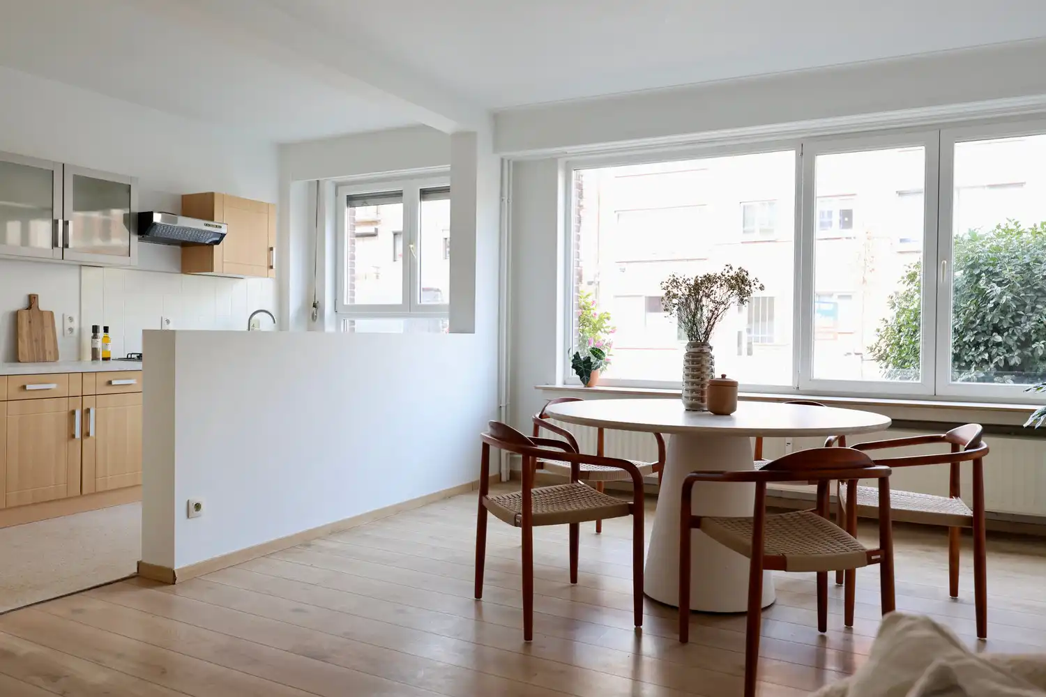 Instapklaar appartement met 2 ruime slks, tuin en parking! foto 9