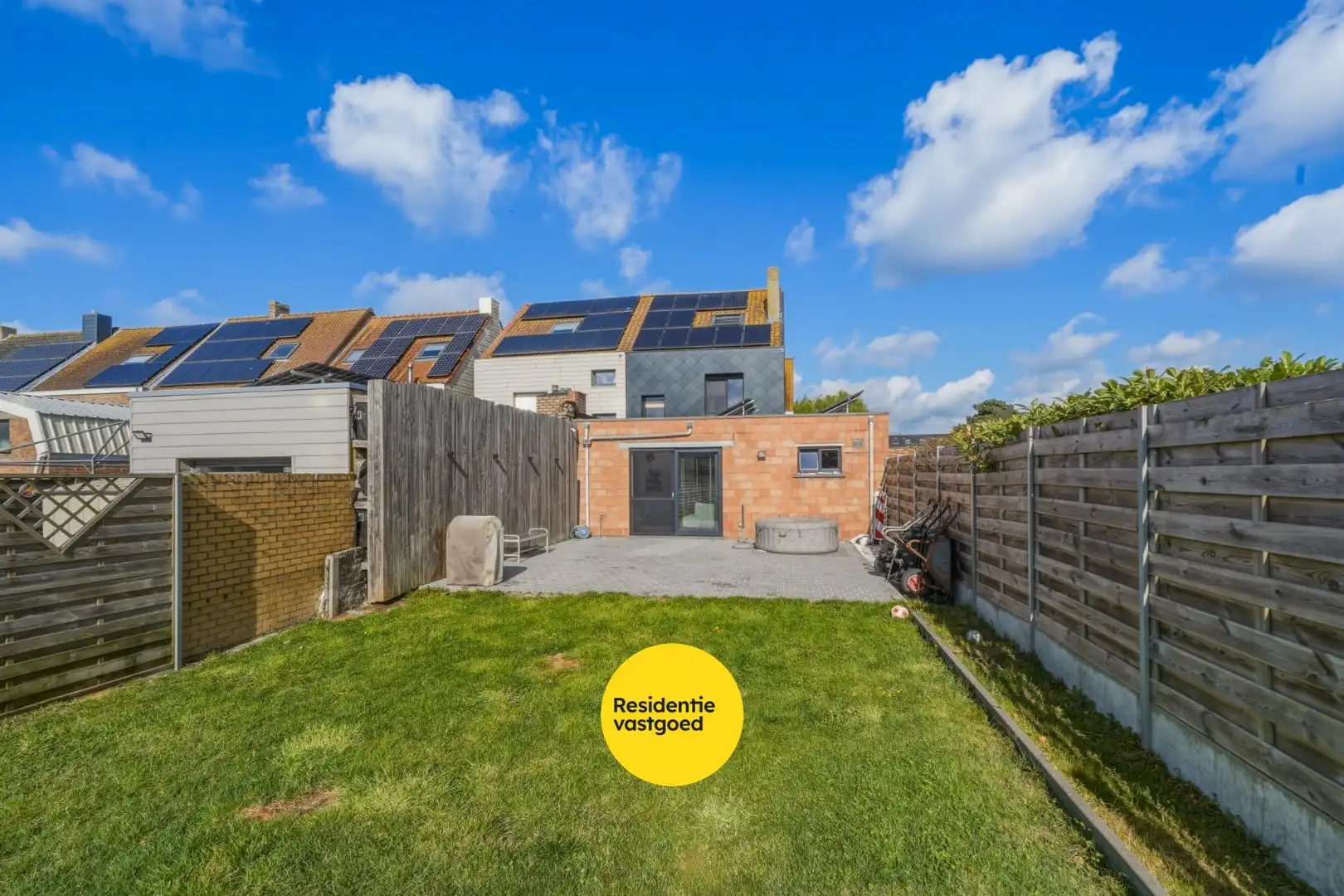 Verrassend ruime gezinswoning met zonnige tuin in Oudenburg foto {{pictureIndex}}