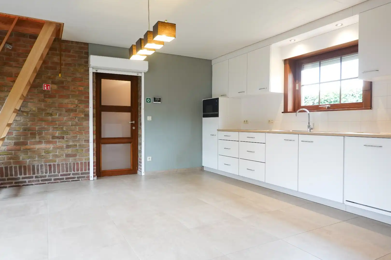 Charmante vrijstaande woning met 5 slaapkamers, ruime tuin en grote garage foto 11