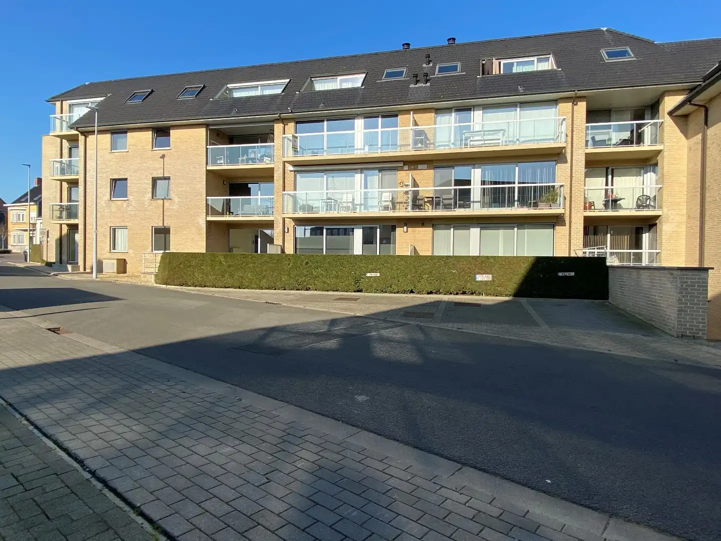 INSTAPKLAAR APPARTEMENT MET 2 SLPKS + STAANPLAATS EN KELDERBERGING foto {{pictureIndex}}