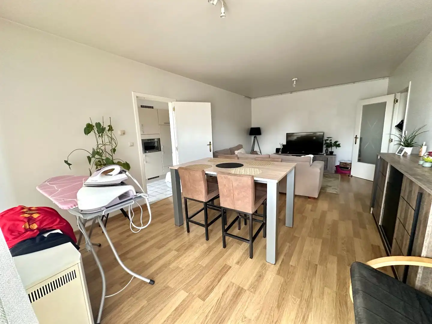 Gezellig en instapklaar 2-slaapkamerappartement met ruim terras foto 2