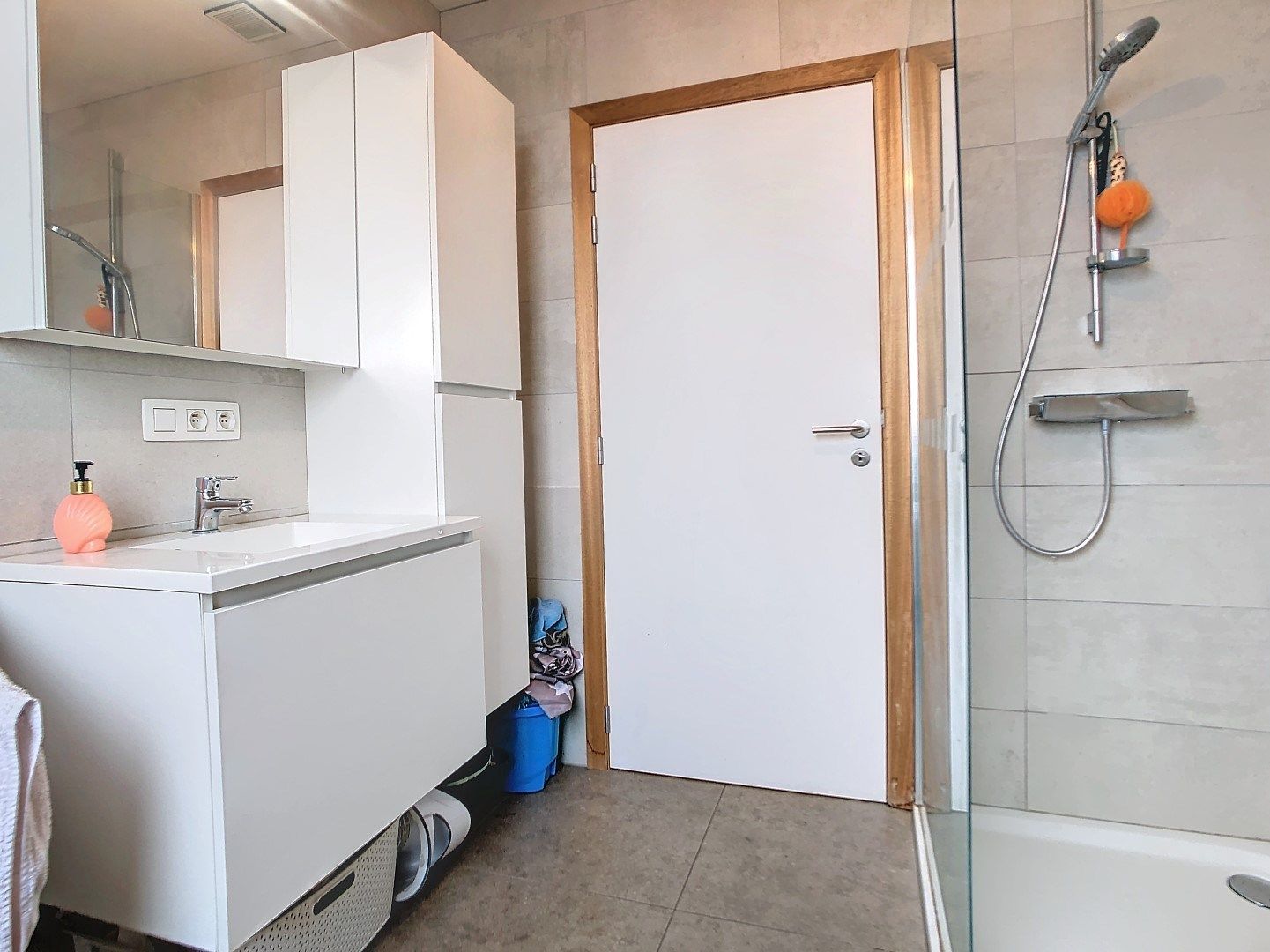 Recent appartement met 2 slaapkamers én overdekte parkeerplaats op het marktplein te Oostnieuwkerke foto 6
