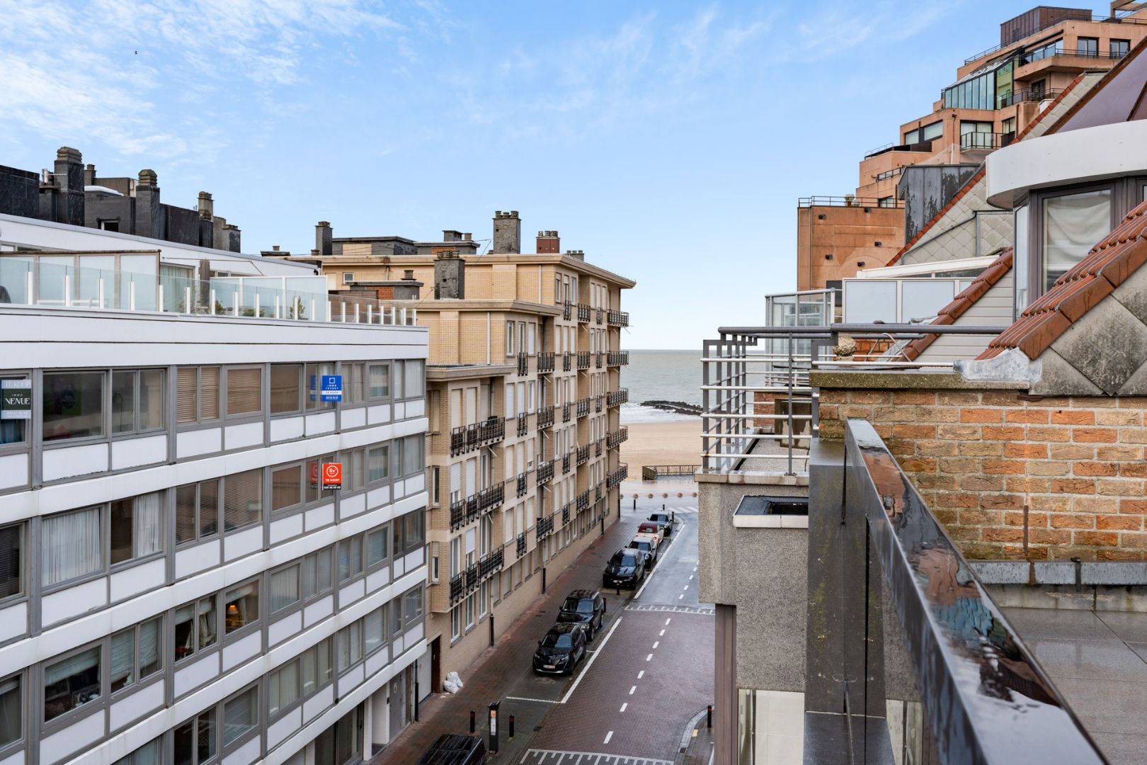 Volledig gerenoveerde penthouse met ruime terrassen en zijdelings zeezicht foto 5