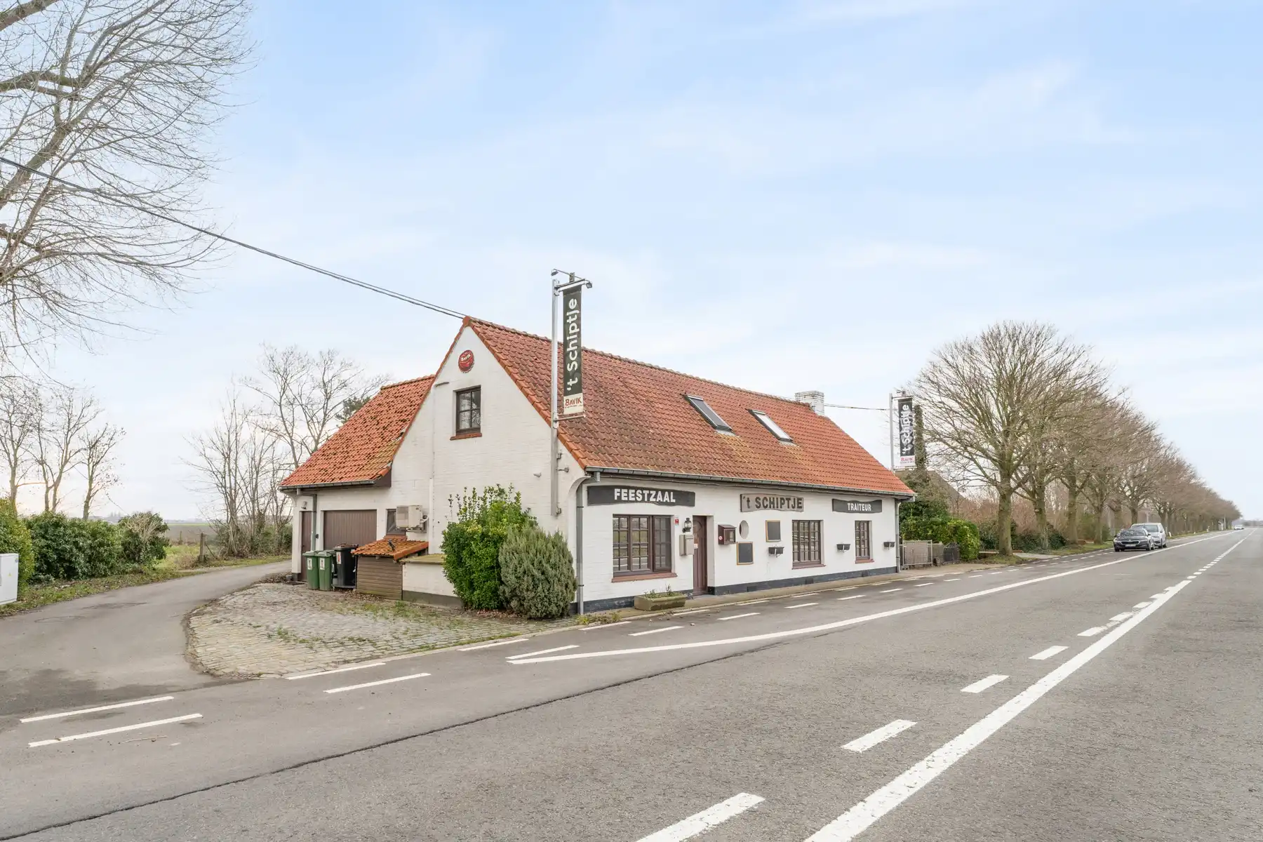 Karaktervol handelspand met woonst in Wulpen foto {{pictureIndex}}