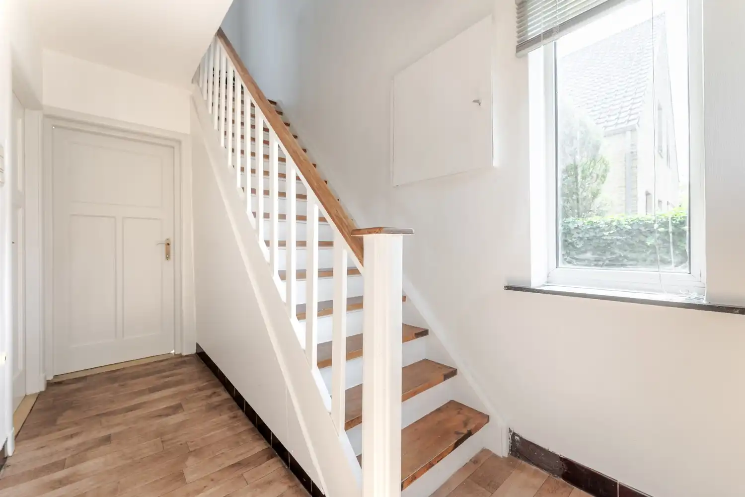 Ruime gezinswoning met grote tuin, veranda en garage foto 2