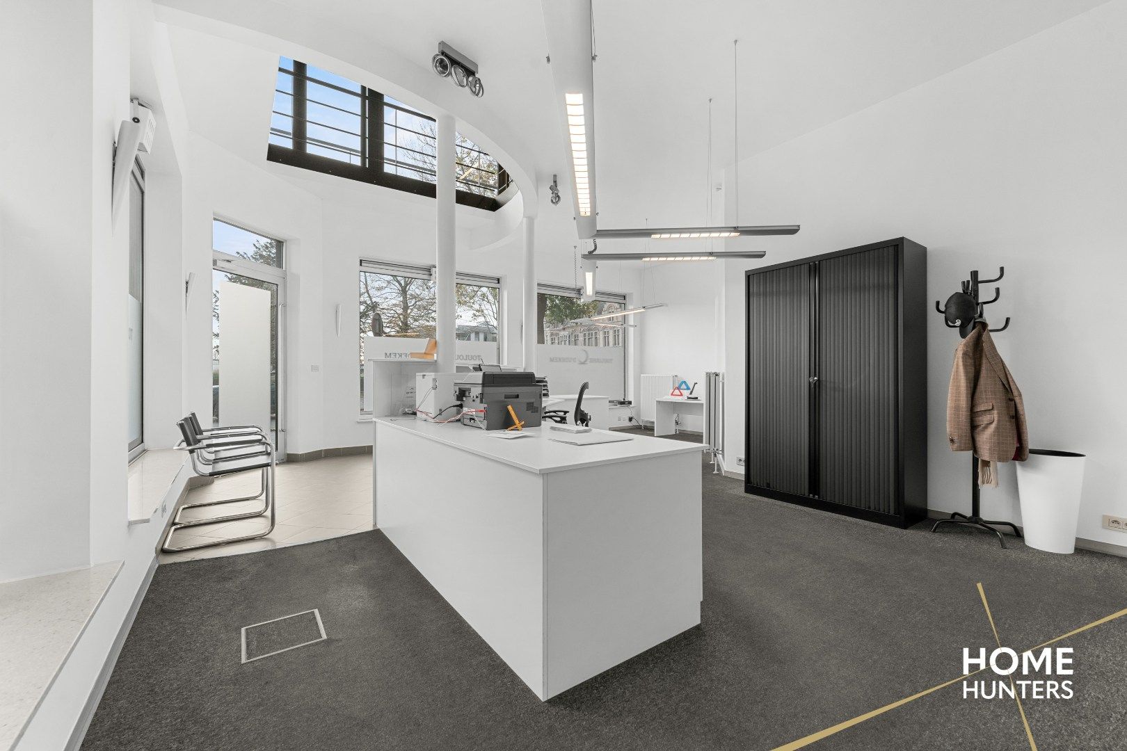 Kantoorruimte bestaande uit twee verdiepingen op het Colaertplein te Ieper foto 2