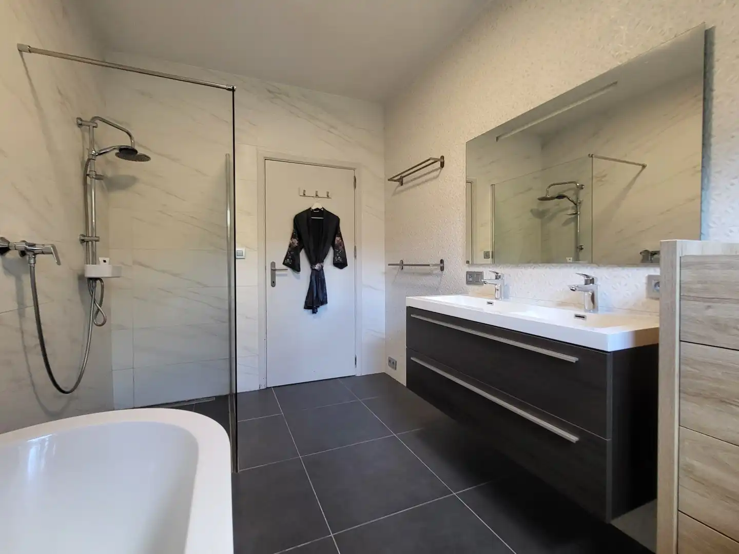 In een landelijke omgeving bevindt zich deze grondig gerenoveerde woning op een mooi perceel van 1.102 m². foto 25