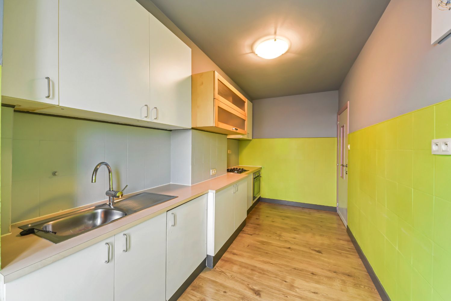 Licht op te frissen twee slaapkamer appartement op een uitstekende locatie foto 8