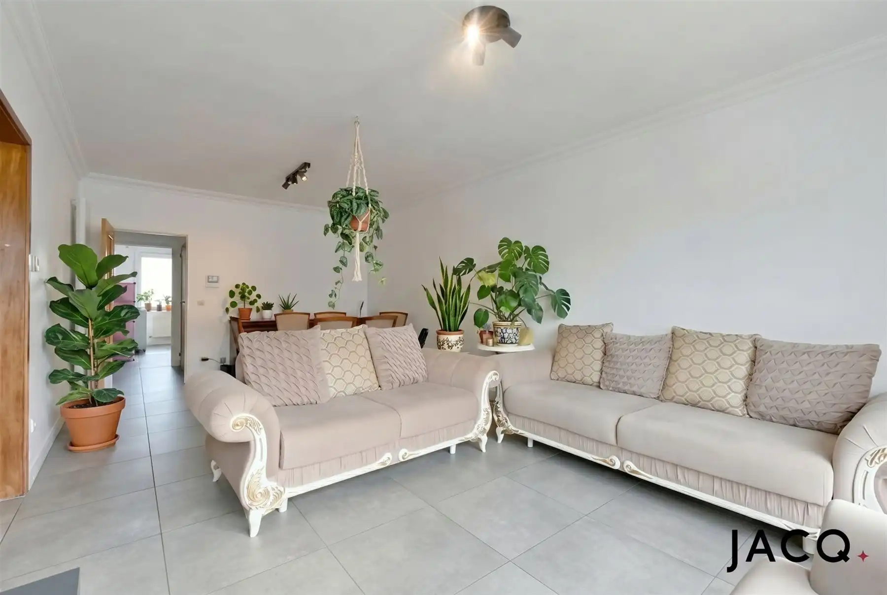 Gerenoveerd appartement met 2 slpk's, aparte garage nabij "De Schorre"! foto 2
