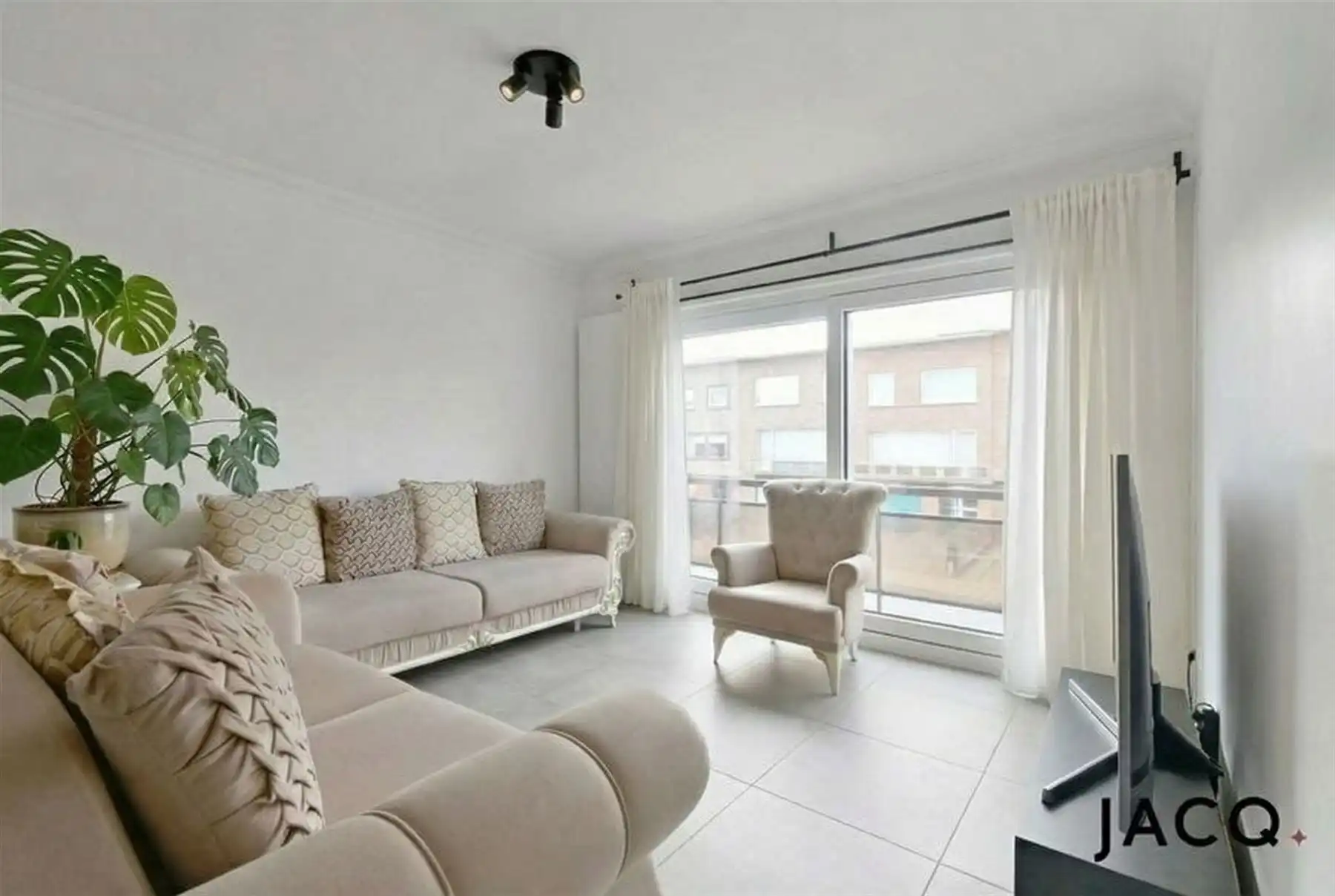 Gerenoveerd appartement met 2 slpk's, aparte garage nabij "De Schorre"! foto 2