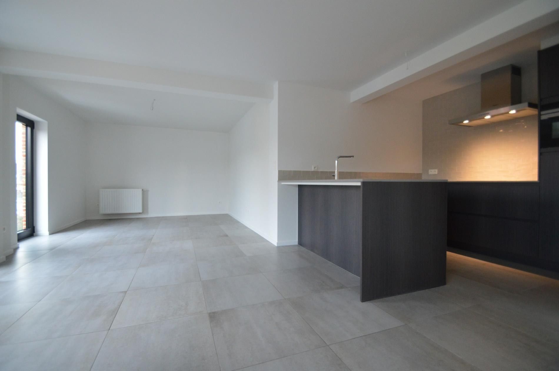  Stijlvol luxueus ingericht appartement met 2 slaapkamers en terras in hartje Hoeselt foto 3