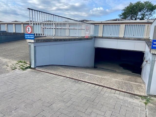 Ruime gesloten garagebox foto 2