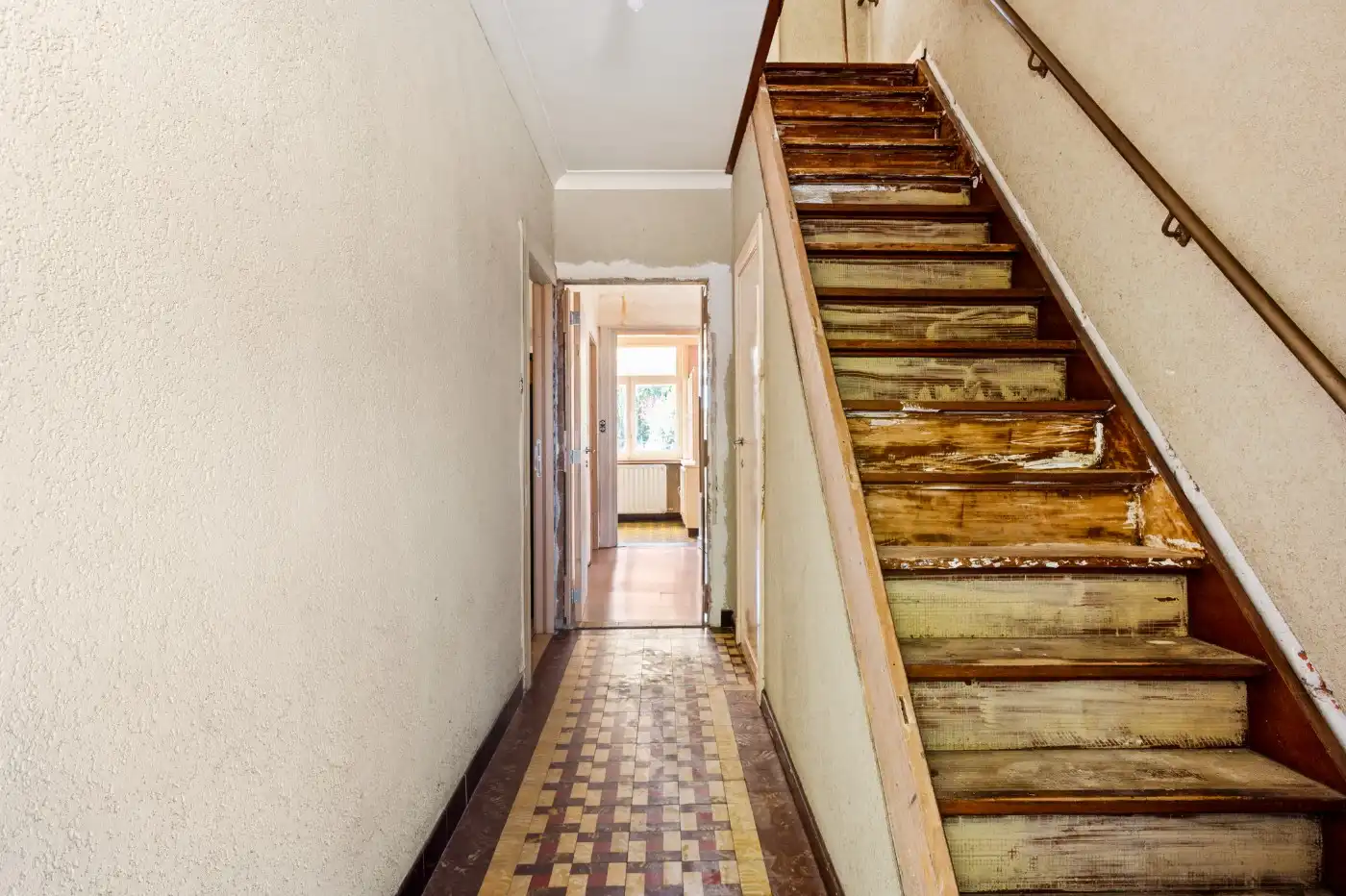 Charmante, te renoveren woning met 2 slpk., garage en tuin foto 2