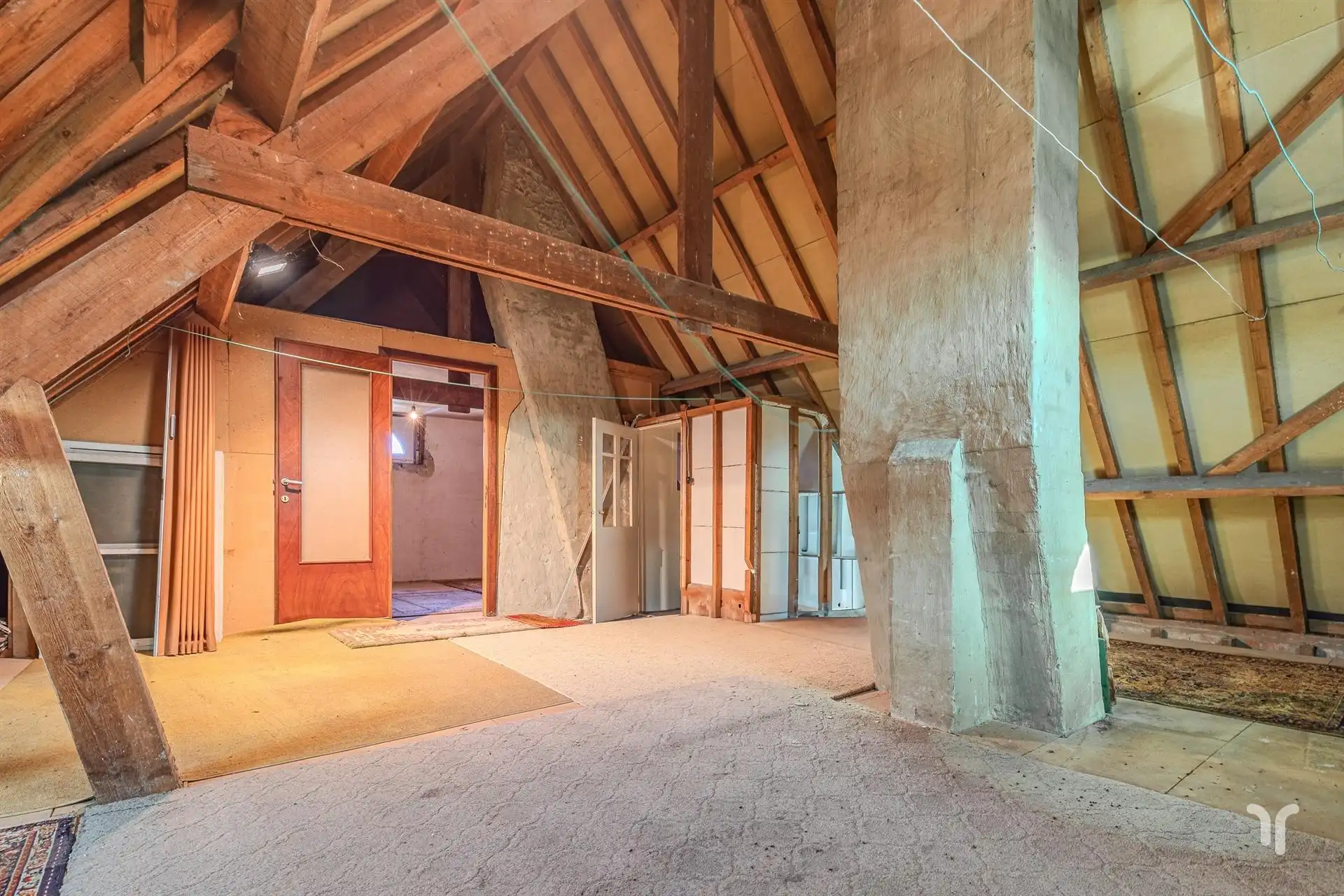 Te renoveren karaktervolle burgerwoning op ruim, zuidgericht perceel met oprit en garages. foto 17