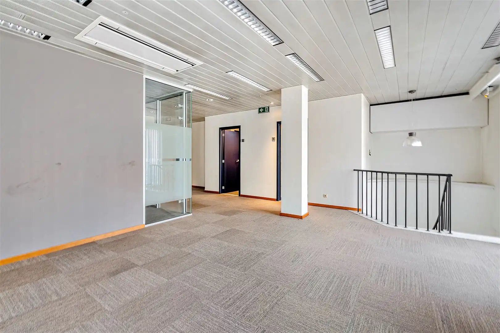 Centraal gelegen zeer ruim commercieel pand met 5 parkeerplaatsen foto 10