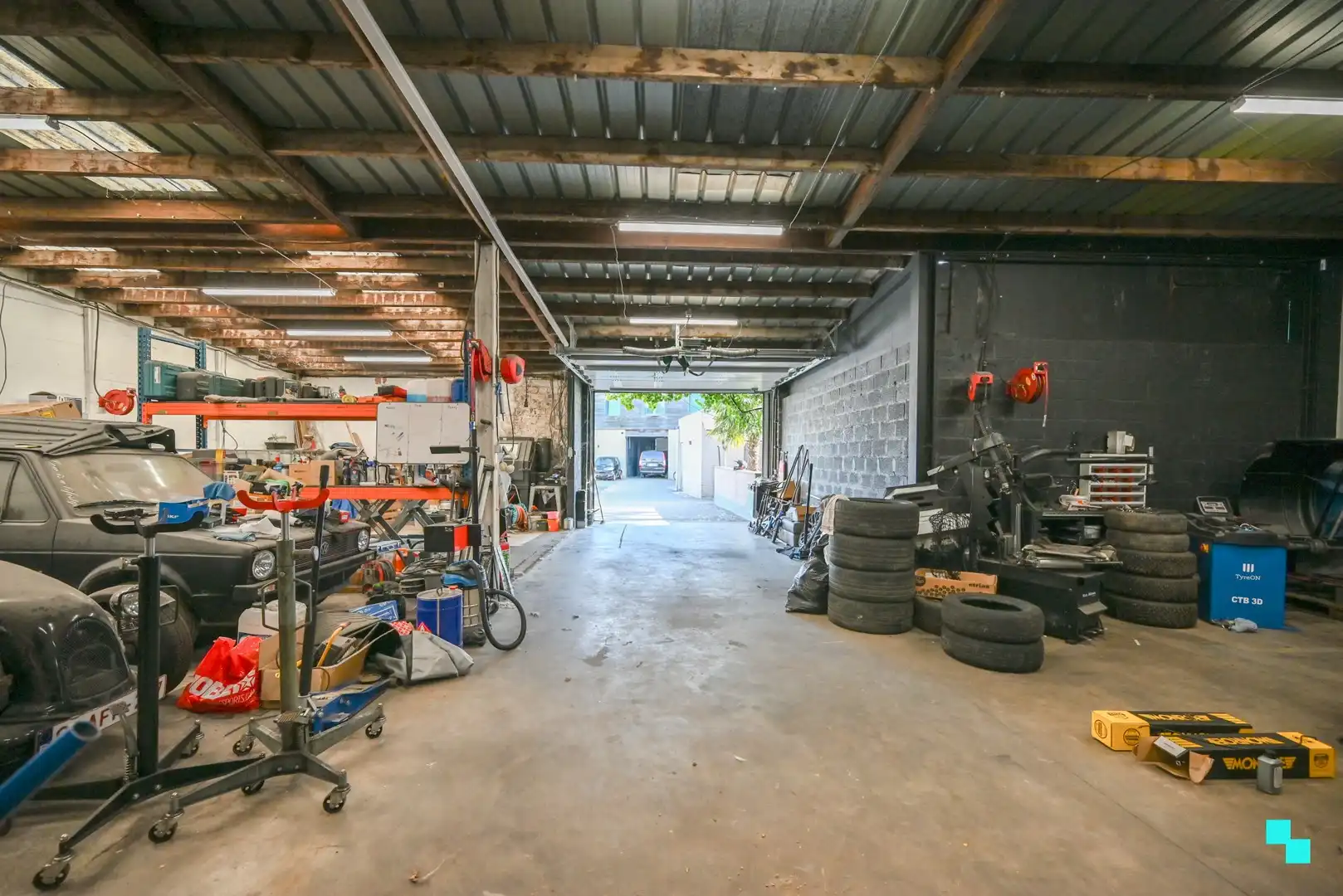 Ruim magazijn met kantoorruimtes en woonst te Lendelede foto 3