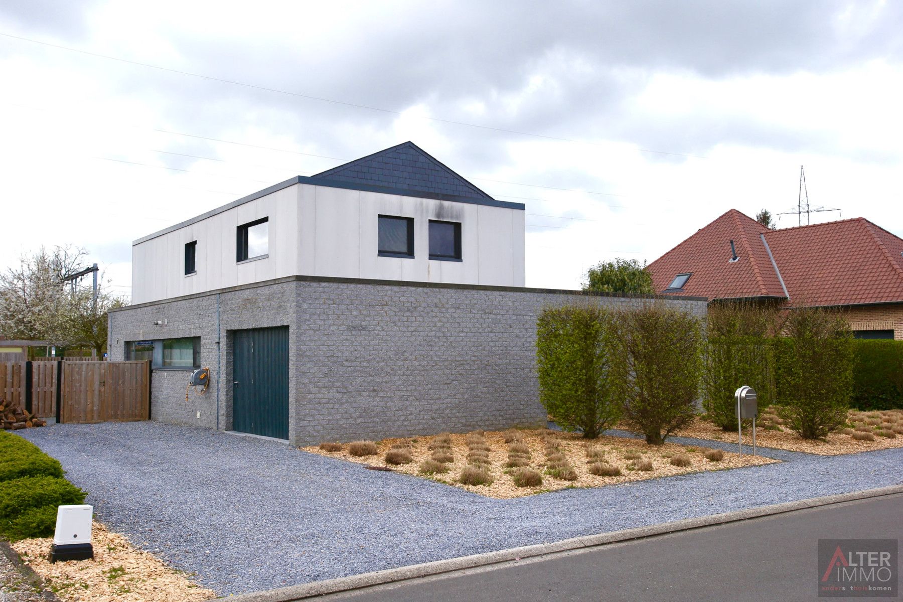 Residentiëel gelegen, moderne villa met 4 slaapkamers op een zuid-oostelijk georiënteerd perceel van 8a 69ca in Hasselt Kiewith. foto {{pictureIndex}}