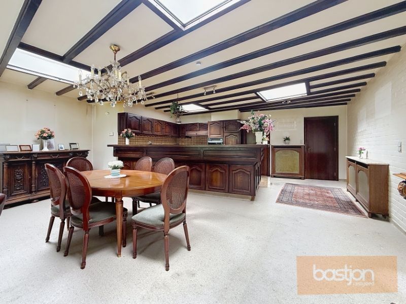 Te renoveren woning met tal van mogelijkheden in hartje Marke foto 4