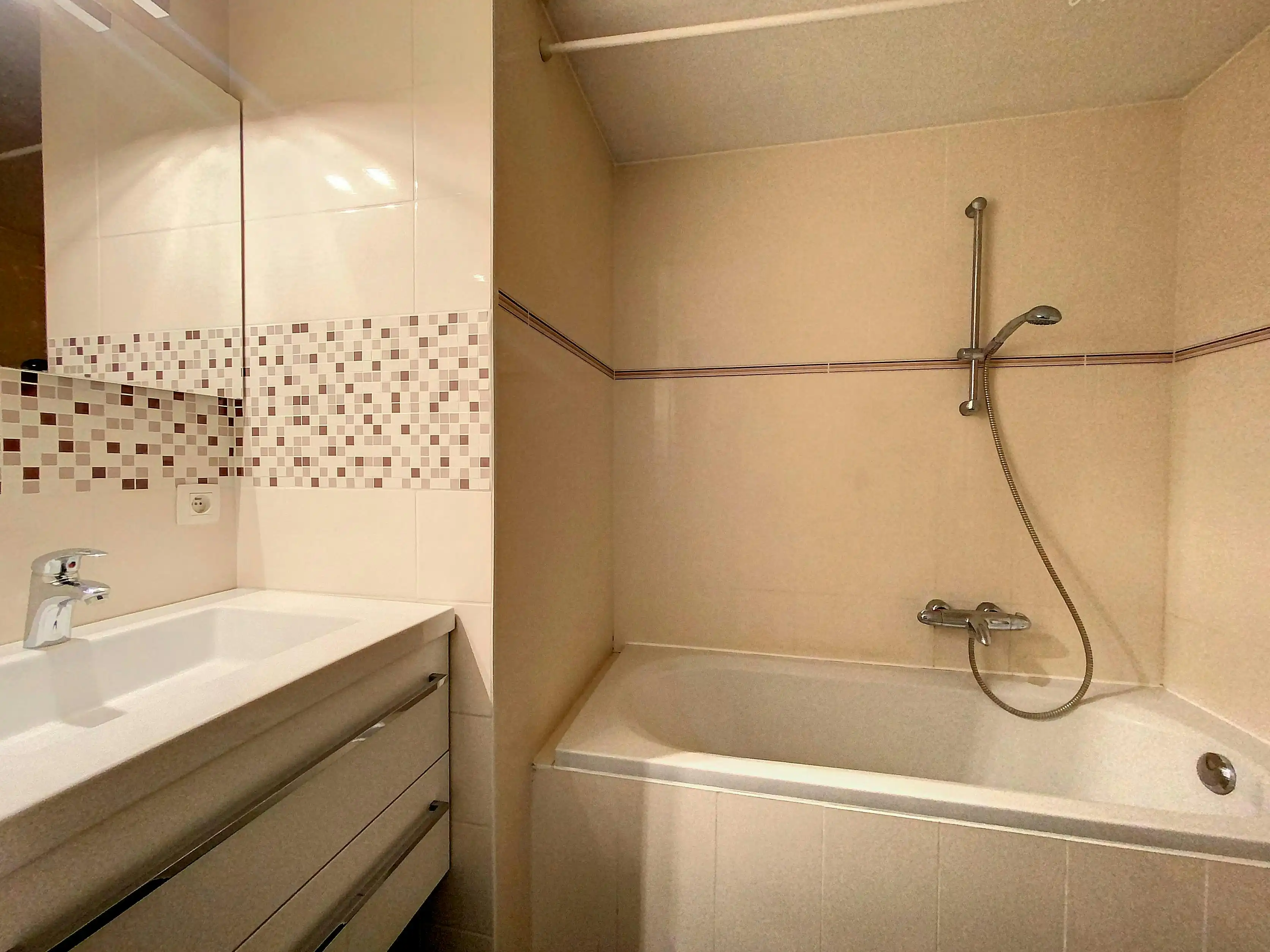 Loft nabij Zuidstation Sint-Gillis met 2 slaaphoeken/-kamers foto 12
