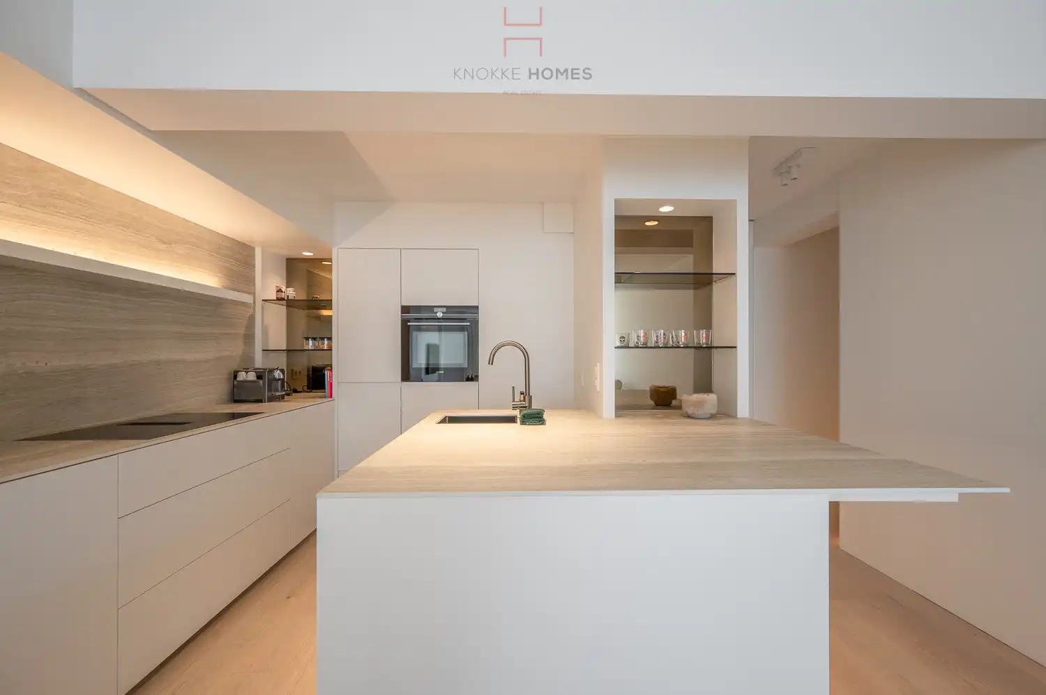 Subliem gerenoveerd appartement met zijdelings zeezicht. foto 5