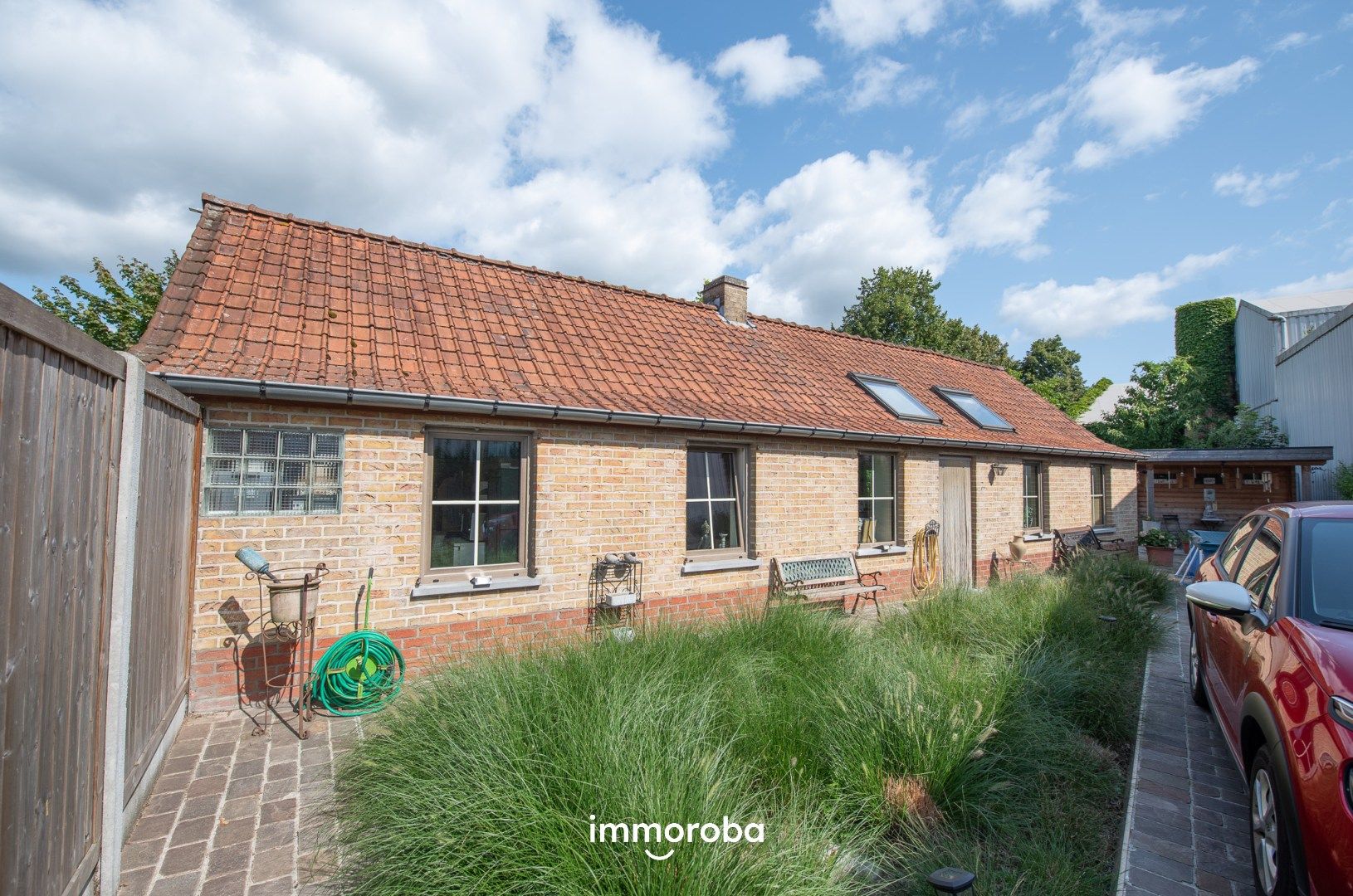 Hoofdfoto van de publicatie: Charmante bungalow op mooi perceel van 500m² te koop te Zulte
