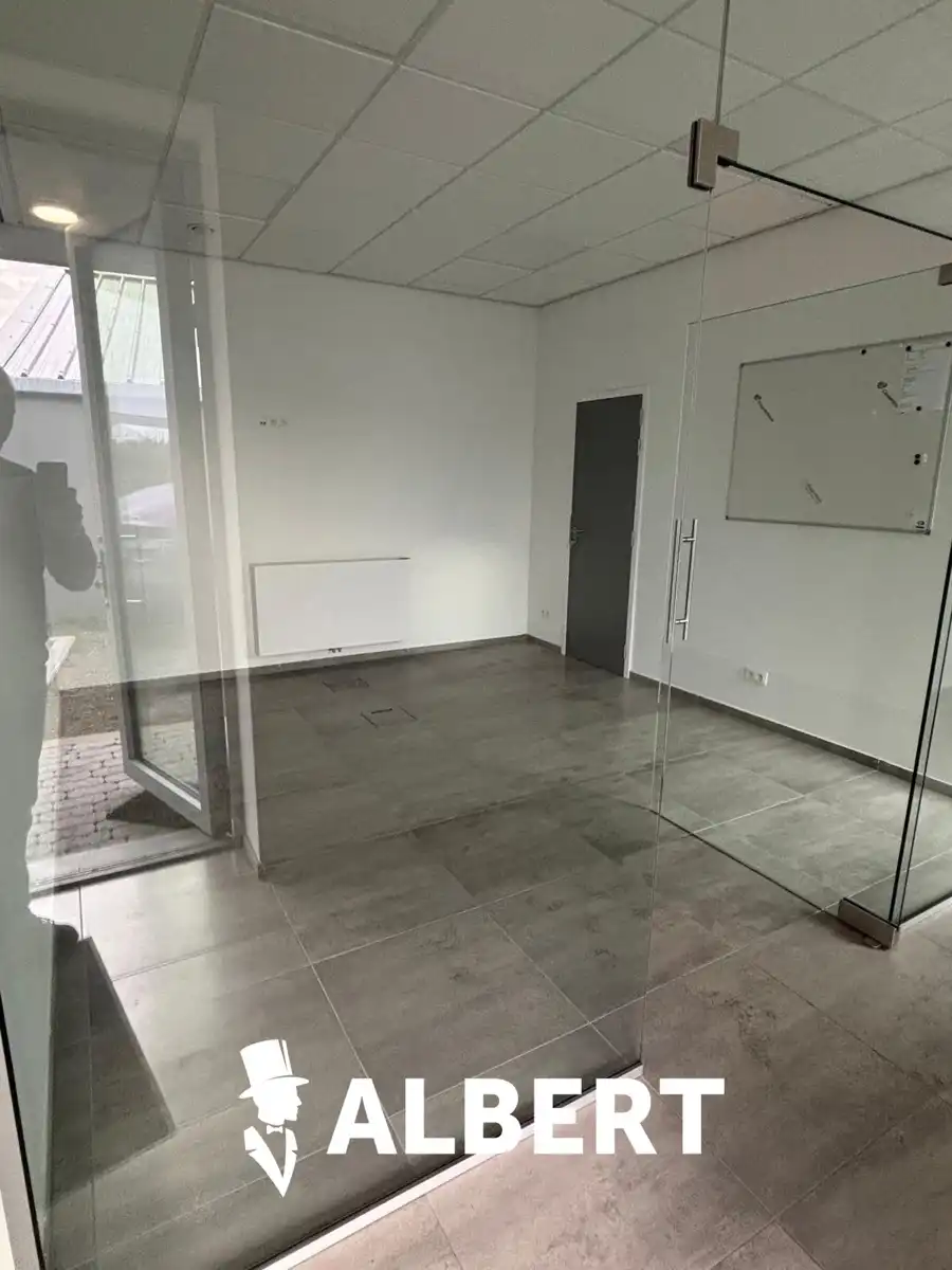 Industriële site met kantoorgebouw en hallen foto 6